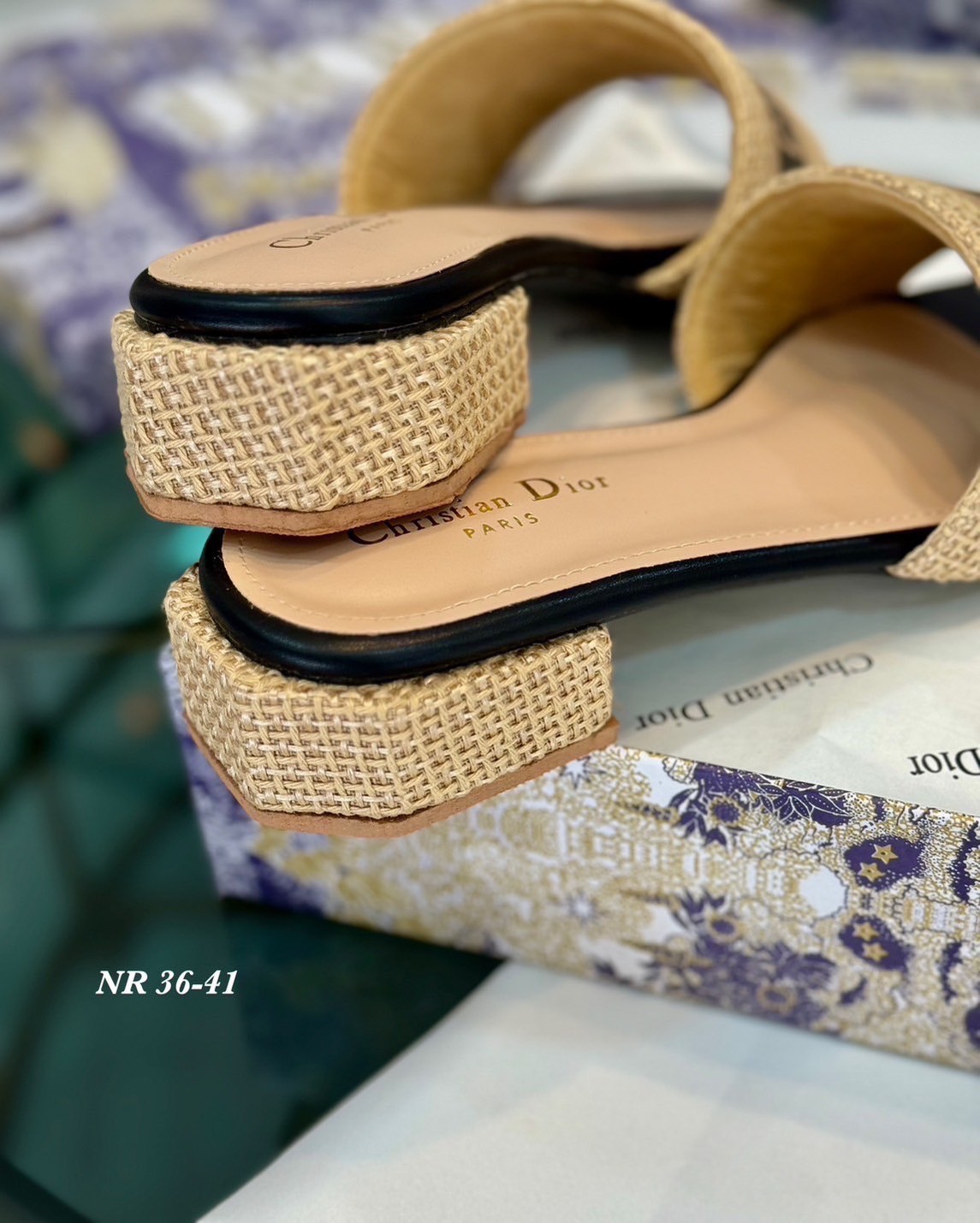 พร้อมส่ง Dior Sandals รองเท้าแตะดิออ รองเท้าส้นเตี้ย เสริมส้น งานคัดเกรดคุณภาพทอละเอียด ปั้มแบรนด์ พื้นยางกันลื่นอย่างดี กระชับเท้า ใส่สบายเดินได้นาน ไม่เจ็บไม่บีบเท้า สวยเกินราคา ภาพถ่ายจากงานจริง สวยตรงปกค่ะ