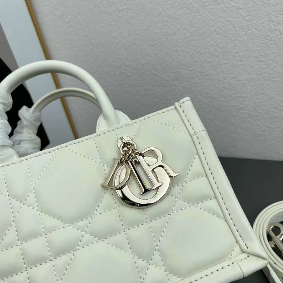 Dior mini book tote macro cannage bag กระเป๋าทรงโท้ทสุดฮิต ไซส์มินิ ดีไซน์ใหม่ หนังสวย พกพาไปไหนก็ได้ คล่องตัวและแมตช์ง่ายสุดๆ เกรดท็อปไฮเอน 1:1 ใช้งานต่างประเทศได้