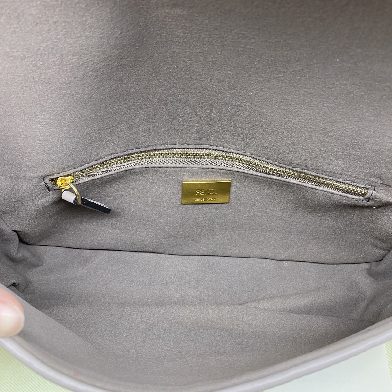 Fendi Baguette FF Tapestry Fabric Bag เกรดออริจินอล กระเป๋าทรง Baguette ขนาดกลาง วัสดุผ้าเซนิล พร้อมลวดลาย FF สีเทาเข้ม ปิดท้ายด้วยรายละเอียดหนังแบบทูโทนและประดับด้วยตัวล็อค FF โดดเด่นด้วยฝาปิดด้านหน้าตัวล็อคแม่เหล็กช่องด้านในบุด้วยผ้าหนังกลับพร้อมกระเป๋า