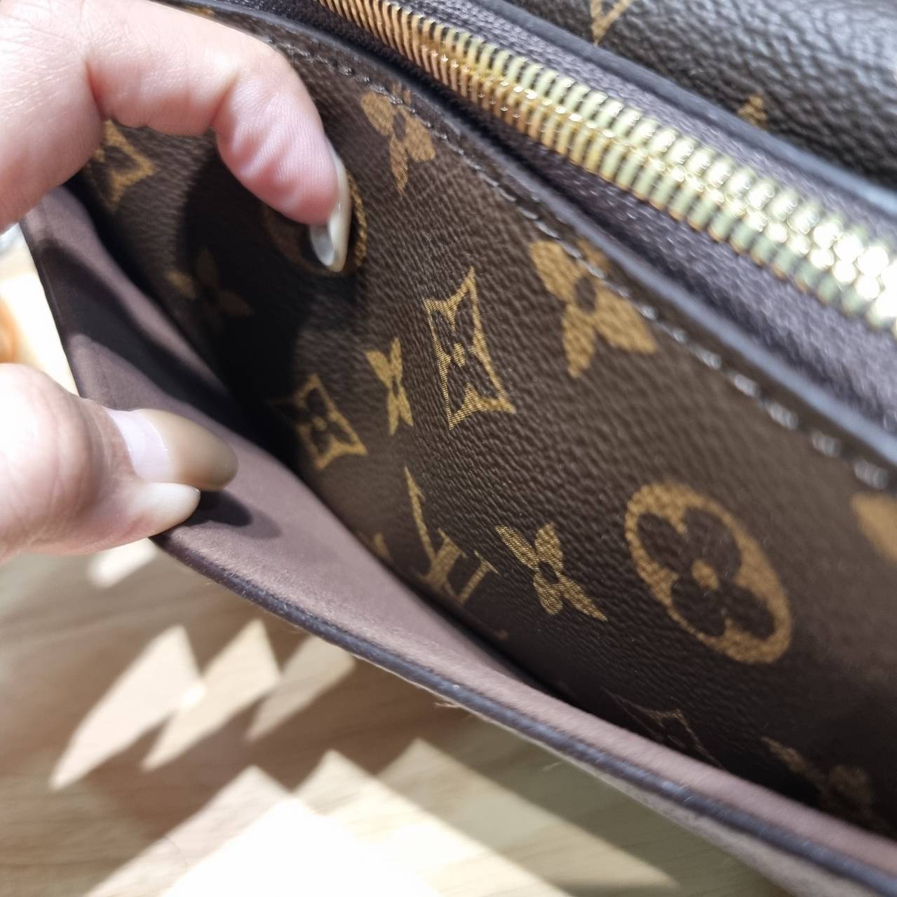 LV vivacite bag กระเป๋าสะพายมัลติ สายหนังครอสบอดี้ ปรับได้ตามต้องการ