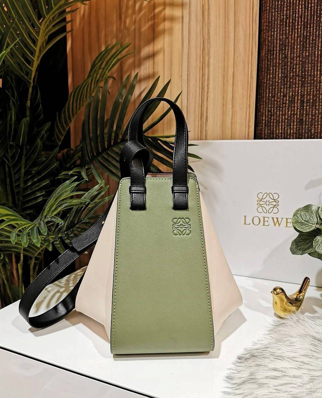 LOEWE HANDLE & SHOULDER BAG GIFT WITH PURCHASE GWP พรีเมี่ยมกิ๊ฟ Limited จาก LOEWE PERFUME DUTYFREE รุ่น Rare items สุดๆวัสดุหนังแท้ Calfskin หนังสวยดีไซน์มีเอกลักษณ์ ใบใหญ่กำลังดี น้ำหนักเบา สามารถปรับได้หลายทรงไม่จำเจ ด้านข้างมีซิปปรับขยายได้ ภายในโล่งก