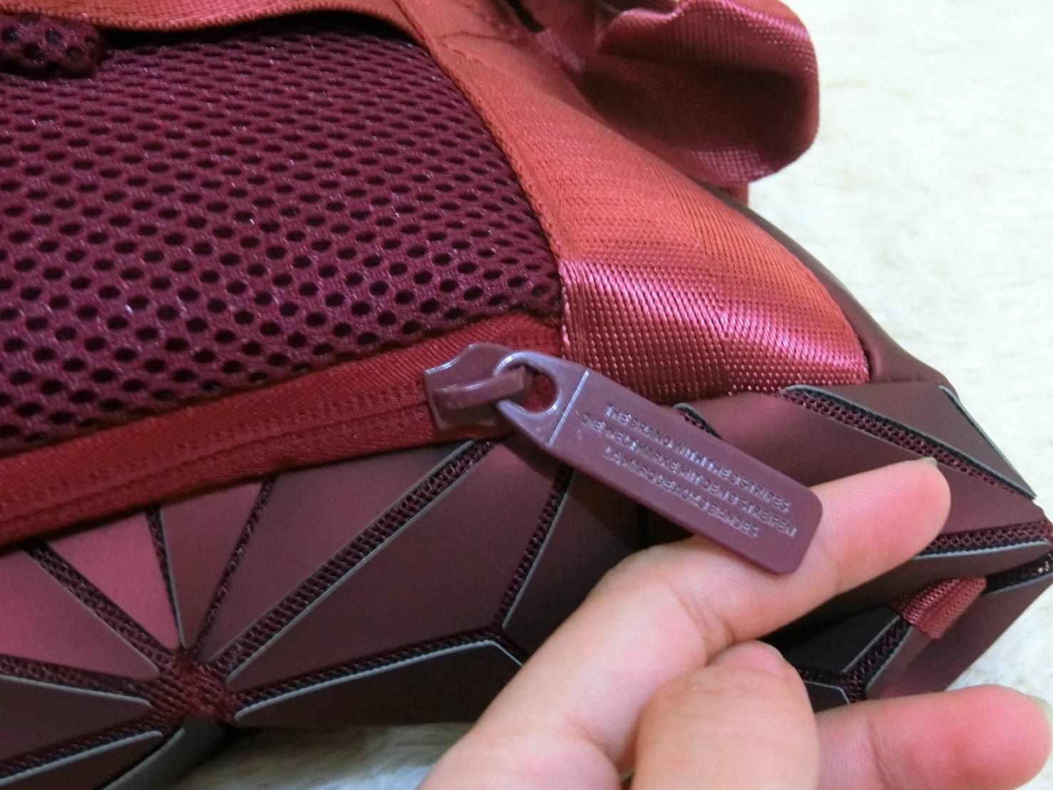 Adisas Originals BP Roll Top 3D Mesh 2017 Backpack Bag DH0100 กระเป๋าเป้สะพายหลัง ดีไซน์แบบ 3 มิติ วัสดุ polyurethane สีดำด้าน โดยใช้ลูกเล่นของเหลี่ยม และมุมเชื่อมเข้าหากัน การออกแบบกระเป๋าเป็นเหมือนถุงทรงสูง ส่วนปากกระเป๋า เปิดปิดแบบตีนตุ๊กแก ม้วนพับ และ