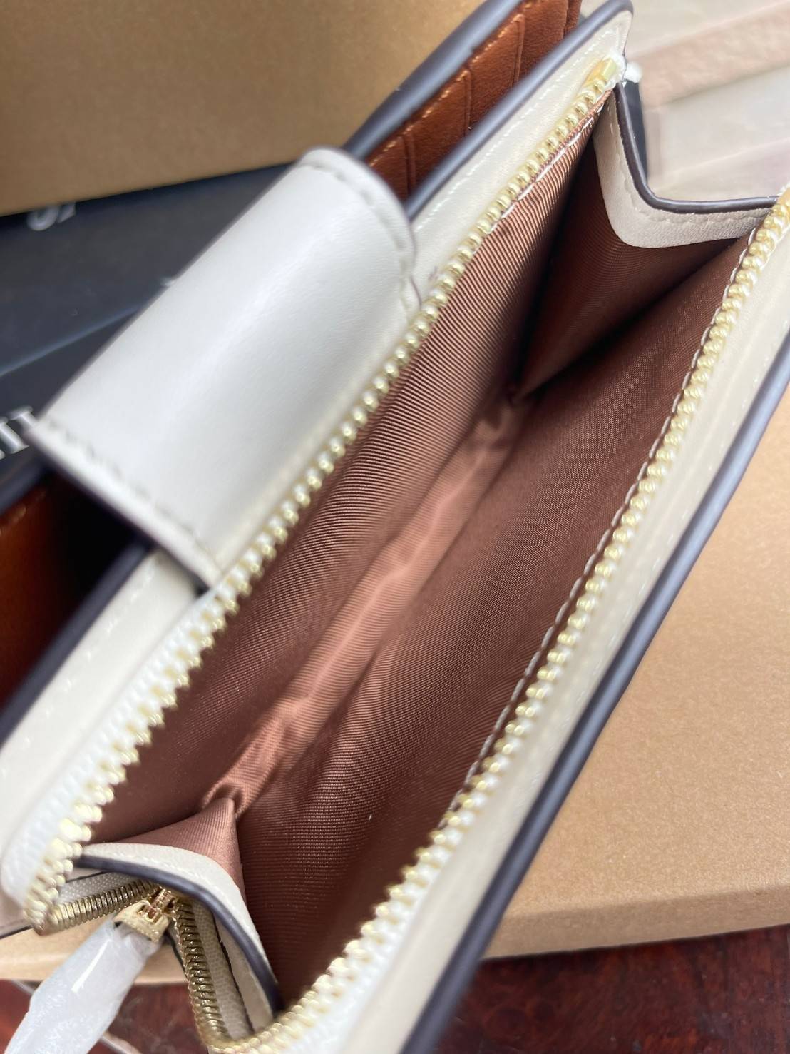 COACH C4117 MEDIUM CORNER ZIP WALLET IN SIGNATURE CANVAS WITH APPLE PRINT ดีไซน์ใหม่ล่าสุด!! คอลเลคชั่นลายพริ้นท์แอปเปิ้ลแดงโดดเด่นบนพื้นลายซิกเนเจอร์ เพิ่มลูกเล่นให้กระเป๋าสตางค์ของคุณ กระเป๋าสตางค์ใบกลาง ขนาดกำลังเหมาะมือ วัสดุหนังแคนวาส ดูแลรักษาง่าย ม