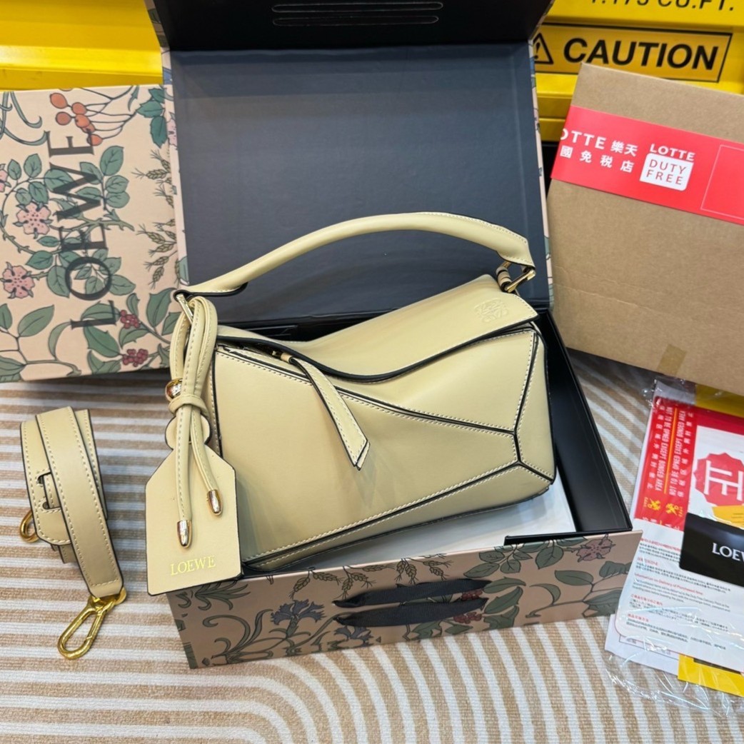 Loewe Puzzle bag กระเป๋าสะพายข้างทรงกล่อง สุดยอดแบรนด์ที่ดีไซน์เป็นเอกลักษณ์ โดดเด่น สวยหรู สไตล์พัซเซิลคลาสสิค
