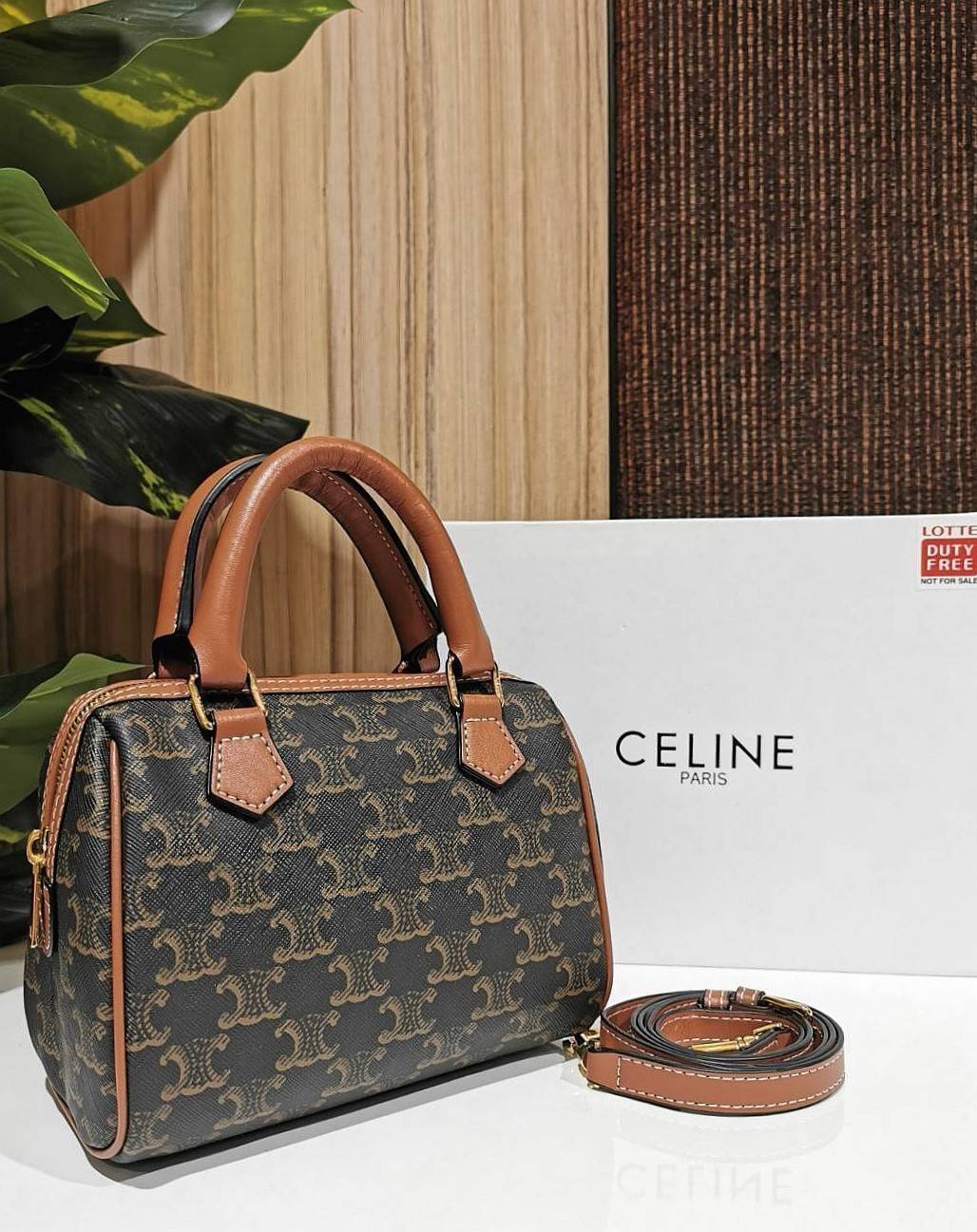 CELINE MINI CROSSBODY BAG VIP วัสดุ Triomphe Canvas สวยอยู่ทรงดีไซน์ยอดนิยมทรง Speedy ไม่มีเอ้าท์ค่ะ เปิดปิดด้วยซิปแบรนด์อะไหล่ทอง ใส่กระเป๋าสตางค์ มือถือ ของจุกจิกได้เยอะ หูจับแข็งแรงพับลงได้ พร้อมสายหนังยาวปรับระดับได้ถอดได้ อะไหล่แบรนด์สีทองหรูมีโลโก้ 
