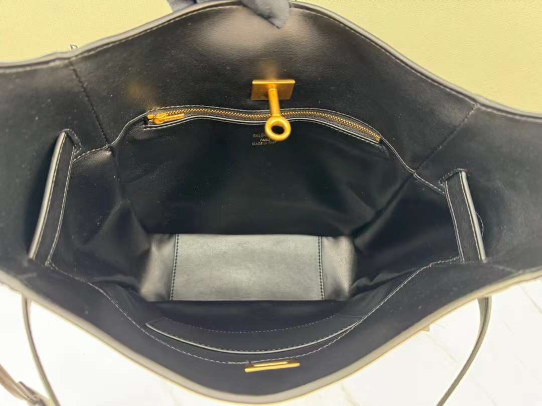 Balenciaga Tote Leather Shoulder Bag กระเป๋าสะพายไหล่ทรงโท้ทดีไซน์สวยเลิศ!! ไม่ซ้ำ เอกลักษณ์ที่โดดเด่นด้วยรูปทรงใช้งานง่าย ภายในกระเป๋าเป็นช่องโล่ง จุของได้เยอะ