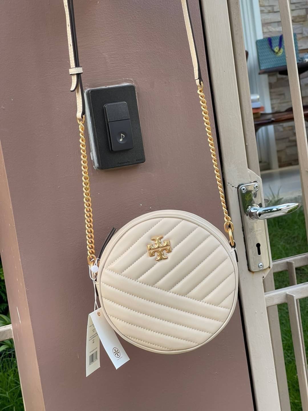 Tory burch Kira Cheron Circle Crossbody กระเป๋าสะพายคาดลำตัวรุ่นนี้โดดเด่นด้วยรูปทรงกลมสุดชิค ขนาดกะทัดรัด พร้อมด้วยหนังกระเป๋าที่ทำจากหนังแท้คุณภาพดี เพราะ Kira Chevron เป็นรุ่นที่ตอบโจทย์และครองใจสาว ๆ ได้อย่างแท้จริง เนื่องจากมีดีไซน์เรียบหรู โดยทางแบร