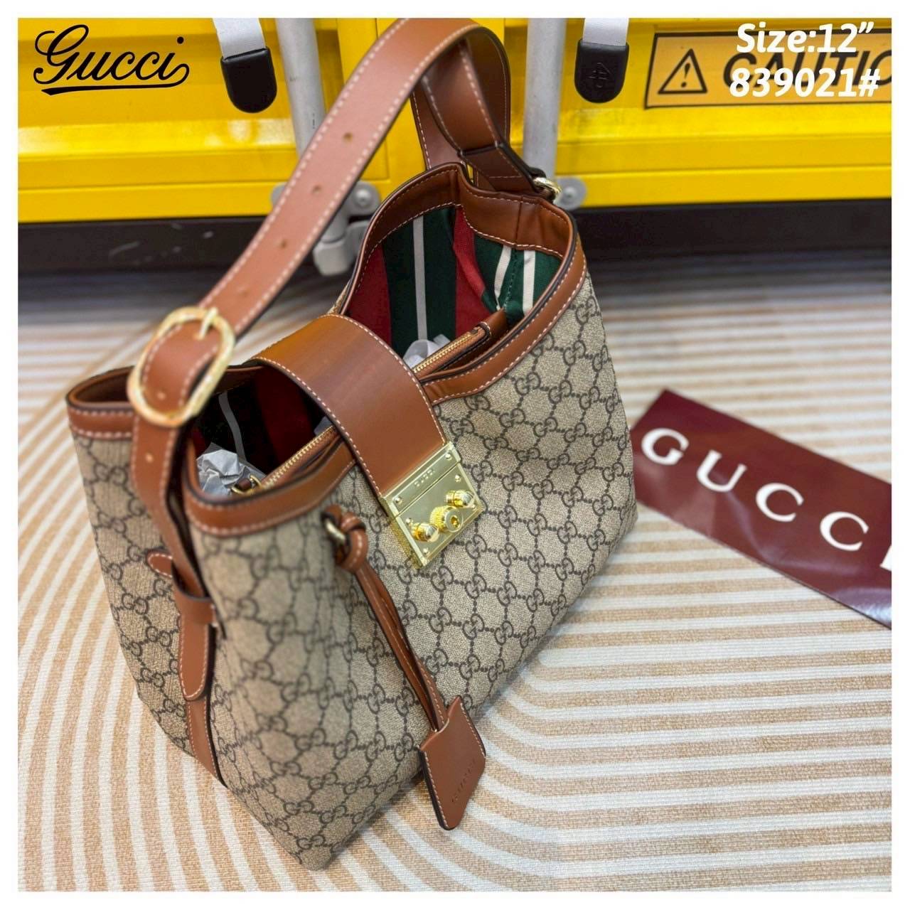 Gucci Padlock large shoulder bag กระเป๋าสะพายใบใหญ่ ในคอลเลกชั่น Pre-Fall 2025 แพดล็อกนำเสนอรูปทรงร่วมสมัยที่สามารถใช้งานได้หลากหลายสไตล์ สวยผู้ดีรูปทรงใช้งานง่าย วัสดุหนังแคนวาส