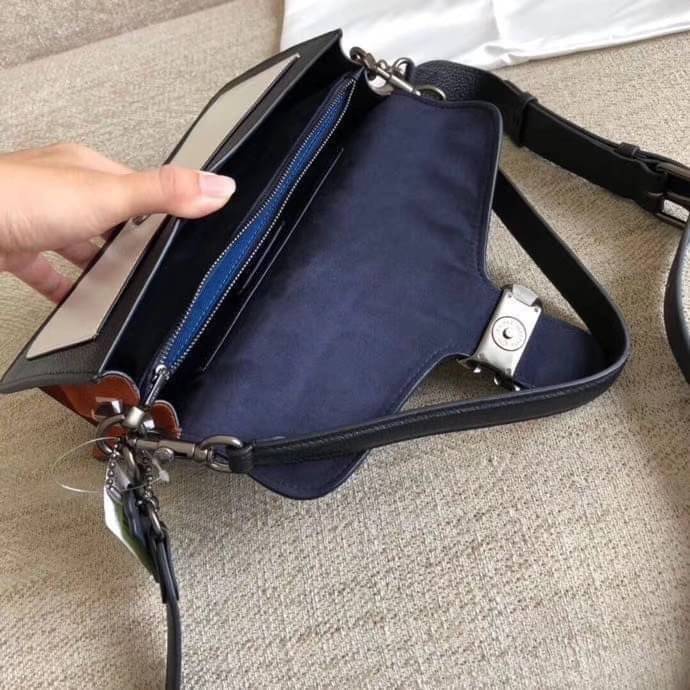 OUTTLET 】Coach Tabby Shoulder Bag 26 กระเป๋าหิ้วได้//คล้องไหล่ได้//สะพายข้างได้ ใบเดียวสุดคุ้มค่ะ! เปิดปิดกระเป๋าแบบกระดุมแม่เหล็ก มีอะไหล่Cตัวใหญด้านหน้าบ่งบอกถึงความหรูทีเดียวค่ะ ใส่กระเป๋าเงินใบยาวได้ มีช่องซิปกลาง;ช่องเล็กใส่ของจุกจิก;ช่องด้านหน้าหนึ่