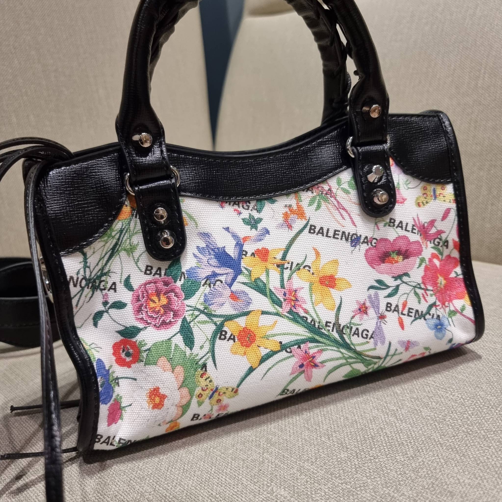 ไซส์ใหม่ กับรุ่นคอลแลบอีกหนึ่ง ที่ฮอตติดลมไม่เลิก!! Gucci×Balenciaga neo floral small bag กระเป๋าถือ/สะพายข้างที่โดดเด่นในสไตล์ที่ไม่ซ้ำ ไม่เกร่อ ดีไซน์มีกิมมิคและลูกเล่นแพรวพราว ทั้งหนังรูดซิป ทั้งหูจับ ทั้งความตกแต่ง มีดีเทลอัพราคาไปหมด วัสดุผ้าแคนวาสตั