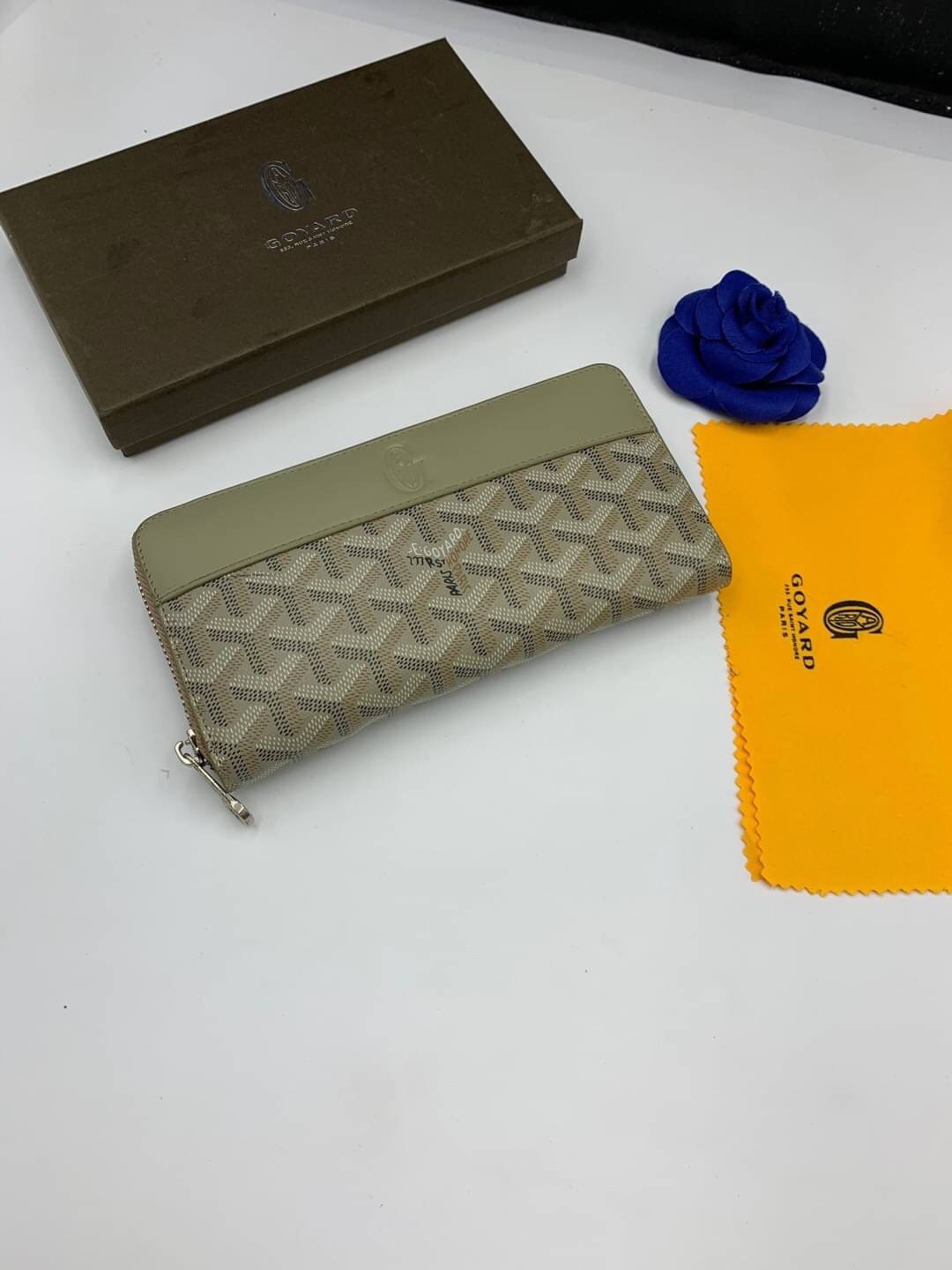 VIP GIFT 】GOYARD round zipper Matignon Long Wallet กระเป๋าสตางค์ซิปรอบใบยาว พร้อมส่ง 6 สี เหมาะกับการใช้งานทุกรูปแบบ นอกจากเพิ่มความมั่นใจแล้ว ยังทำให้ชีวิตของเราง่ายขึ้นอีกด้วย โดยการเปิดปิดแบบซิปรอบ สามารถใส่ธนบัตร เหรียญ บัตรต่างๆได้หลายใบเลยทีเดียว ขน