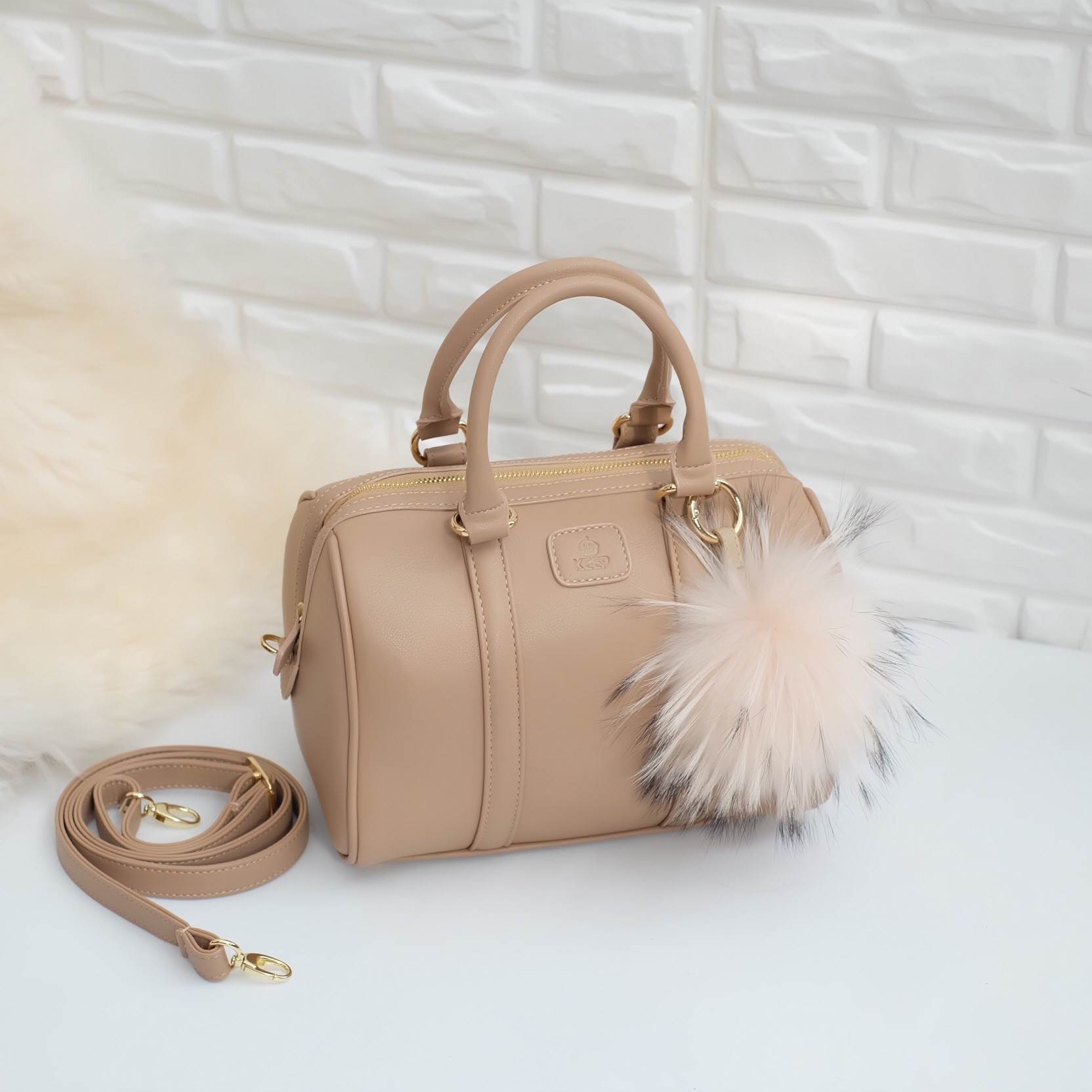 รุ่นขายดีที่สุด !! สีใหม่มาเพิ่มค่า 😘🙏🏻 👜ดีเทลกระเป๋า 🌵สินค้าขายดี ขนาด มินิ สวยมากคะ >> รุ่น KEEP leather Pillow bag สวย น่ารัก ขนาดตอบทุกโจทย์การใช้งาน เห็นแล้ว หลงรักเลยคะ ตัวกระเป๋าขนาดกำลังดี จุของคุ้ม หน
