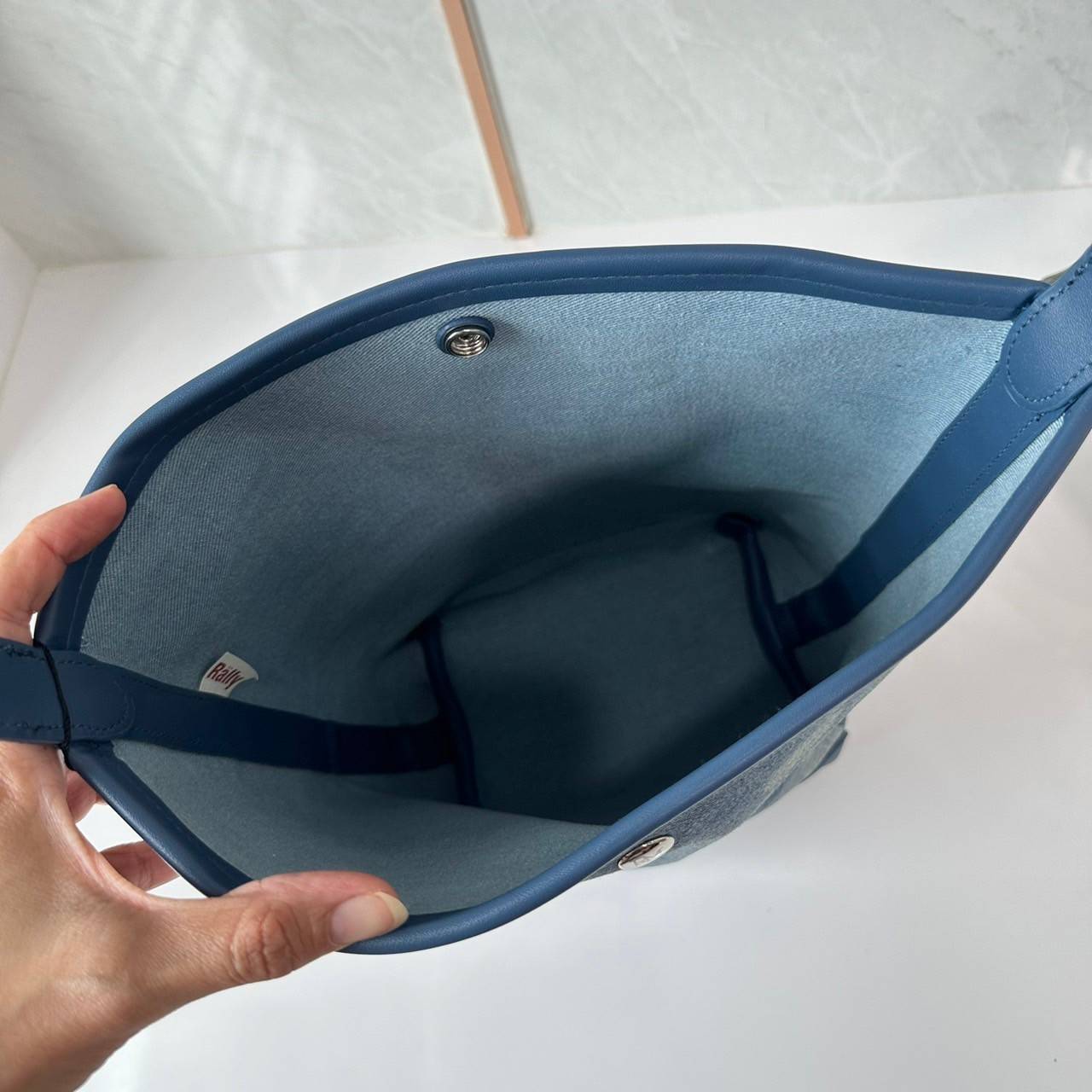 Rally movement the bag denim เป็นไอเท็มที่ฮอตสุดๆแห่งปีจริงๆ กับกระเป๋าทรงบัคเก็ต ที่ดีไซน์ออกมาคลาสสิคและใช้งานง่ายจริงๆ