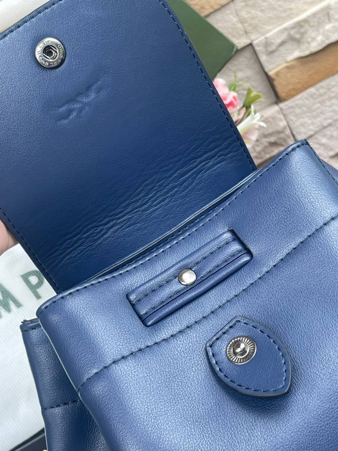 Longchamp Le Pliage Cuir Xs Leather Backpack แบรนด์ติดเทรนด์ตลอดไม่เคยเปลี่ยนกับ ทรง Le Pliage Cuir หนึ่งในตระกูลกระเป๋าสุดไอคอนิกจากแบรนด์ เมื่อรุ่น Le Pliage Cuir ในรูปแบบของหนังแกะ Metis ได้ถือกำเนิดขึ้นในปี 2012 เป้ที่มีการจัดการปรับดีไซน์ให้มีขนาดกำล