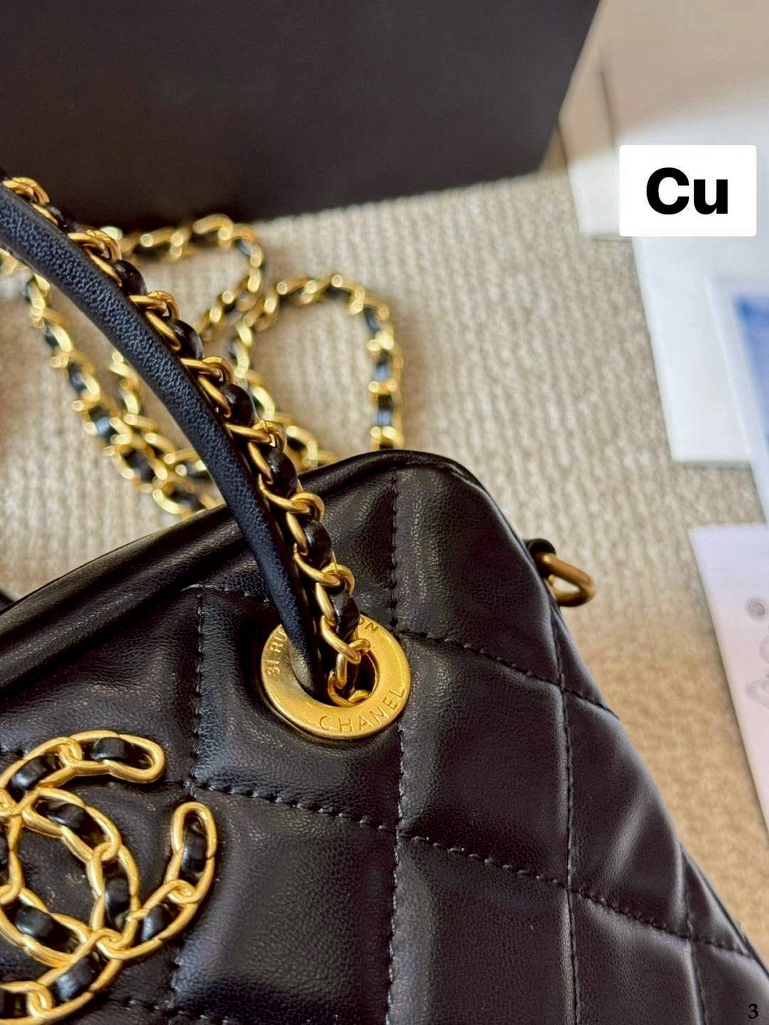 Chanel 25C Mini Bowling Bag กระเป๋าสะพายไซส์มินิน่ารักและสุดลัคชู หรูหราเกินเรื่อง โทนสีดำคลาสสิก พร้อมหูจับร้อยโซ่สีทอง ขนาดกำลังสวย รูปทรงคลาสสิคใช้งานได้สะดวก