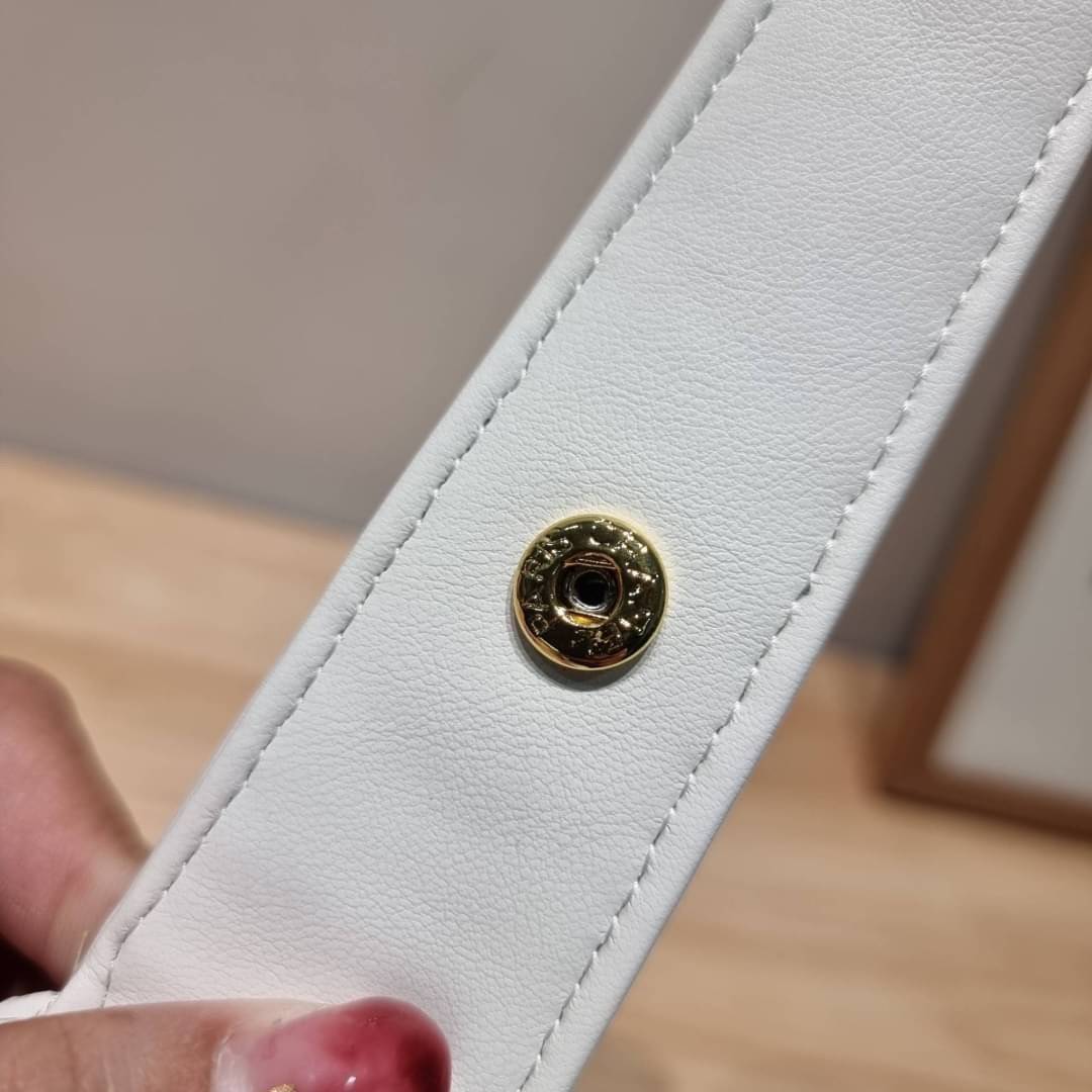 Chanel Pouch Hot item 2023 กระเป๋าสะพายกึ่งพอช ใบเล็กน่ารักน่าใช้ ถือไปไหนก็อัพลุคปัง วัสดุหนังแกะ สัมผัสนิ่มมือ หูจับในตัว ปรับได้อีกเล็กน้อย มาพร้อมสายสะพายโซ่