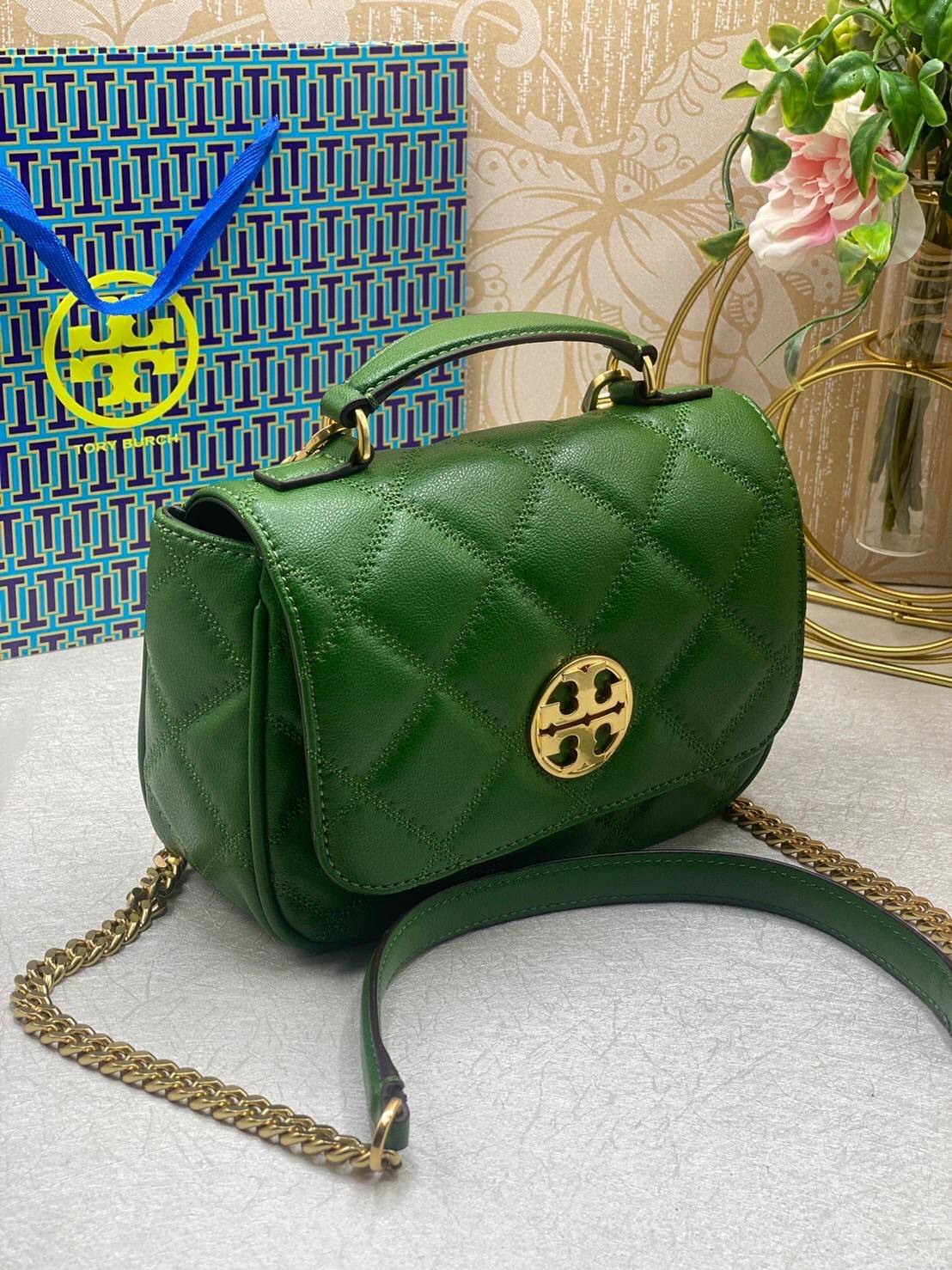 Tory Burch Willa Mini Top Handle Bag พร้อมส่งที่ไทย ใบจริงคือสวยสุดดไปเลยค่าา! กระเป๋าสะพายข้างหรือหิ้วก็เก๋ไปอีกเลยค่ะ! หนังอย่างดี ลายนวมนิ่มมือดีมากค่ะ ด้านหน้ามีอะไหล่โลโก้แบรนด์