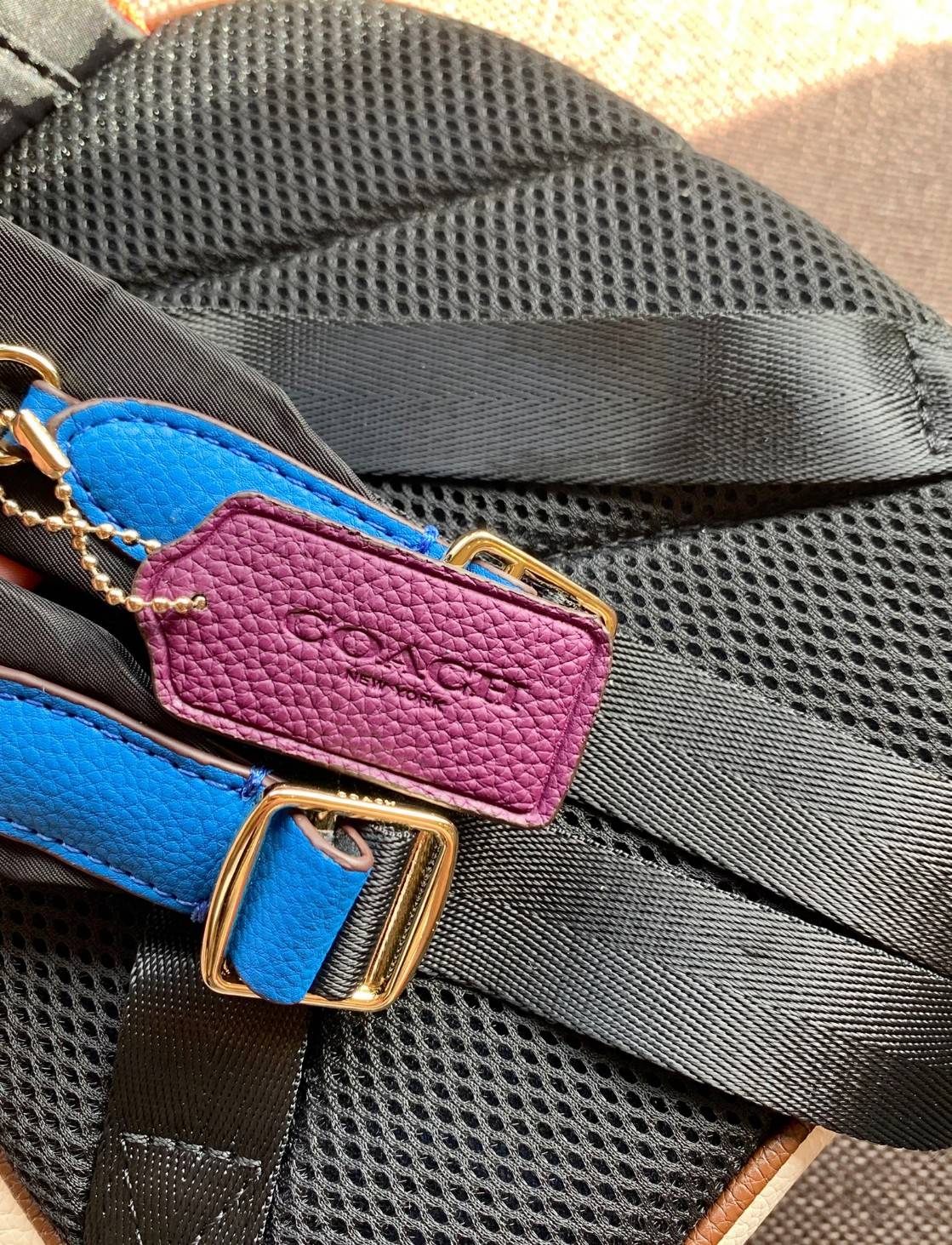 COACH MINI COURT BACKPACK WITH RAINBOW COACH ((CA624)) 🌈ต่อกันเลย สวยกันก่อน วางน้องไม่ลงเลยจริงๆค่าา😍 พร้อมส่ง! ยังไม่เข้าไทย กับกระเป๋าสะพายหลังแบบมีหูหิ้วในตัว บอกก่อนเลยว่าหนังของน้องทั้งนิ่ม ทั้งสวย อย่างดีเลยค่ะ