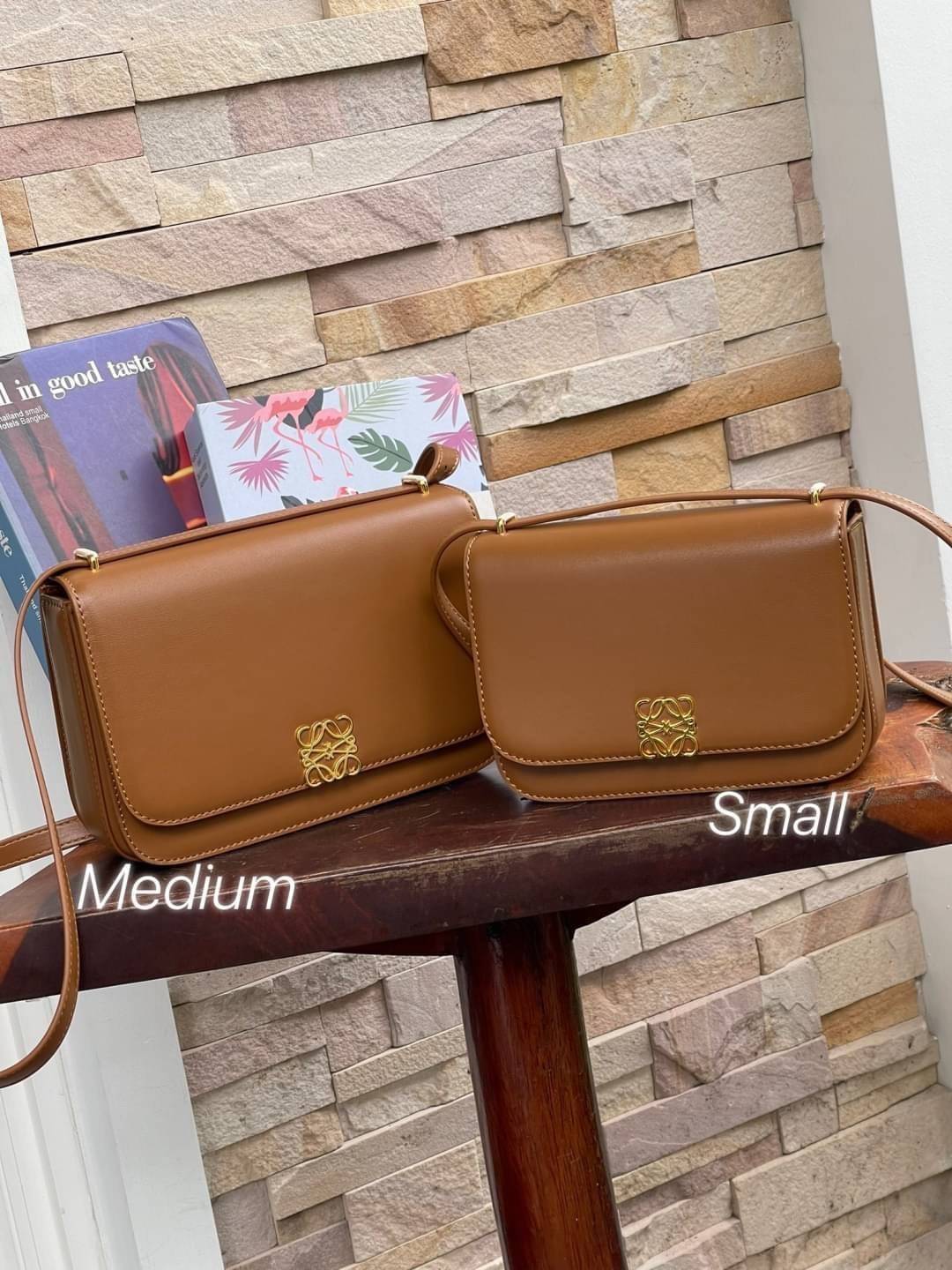 small : LOEWE Goya anagram small leather shoulder bag มาทำความรู้จักทุกดีเทลของ กระเป๋า GOYA ไอเท็มใบใหม่ล่าสุดจาก Loewe ด้วยรูปทรงกล่องอันคลาสสิกที่มาพร้อมรายละเอียดอันน่าค้นหา ด้วยรูปทรงบ็อกสุดคลาสสิก พร้อมโครงสร้างที่กะทัดรัดเปี่ยมไปด้วยสเน่ห์น่าค้นหา 