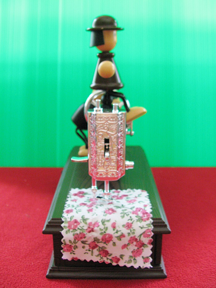 กล่องดนตรีตุ๊กตาน้อยหมุนจักรเย็บผ้าค่ะ