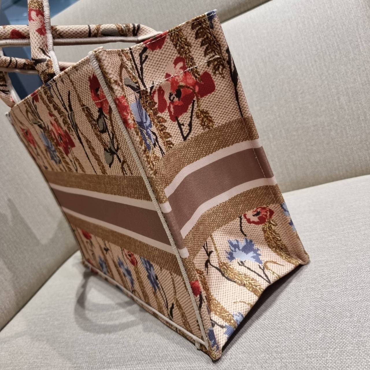 VIP 】HOT ARRIVAL!! DIOR CD SHOPPING BAG WITH GWP กระเป๋าทรงช้อปปิ้งใบใหญ่ จุใจ!! พรีเมี่ยมกิ๊ฟรุ่นดับเบิ้ลฮอต ดีไซน์คลาสสิควินเทจ สวยหรู วัสดุผ้าแคนวาสลายกราฟฟิค ภายในโล่งกว้างมากๆ ใส่ของจุสุดๆ โน้ตบุ้ค ไอแพด กระเป๋าสตางค์ มือถือ หรือเสื้อผ้ายังได้ สะพายค