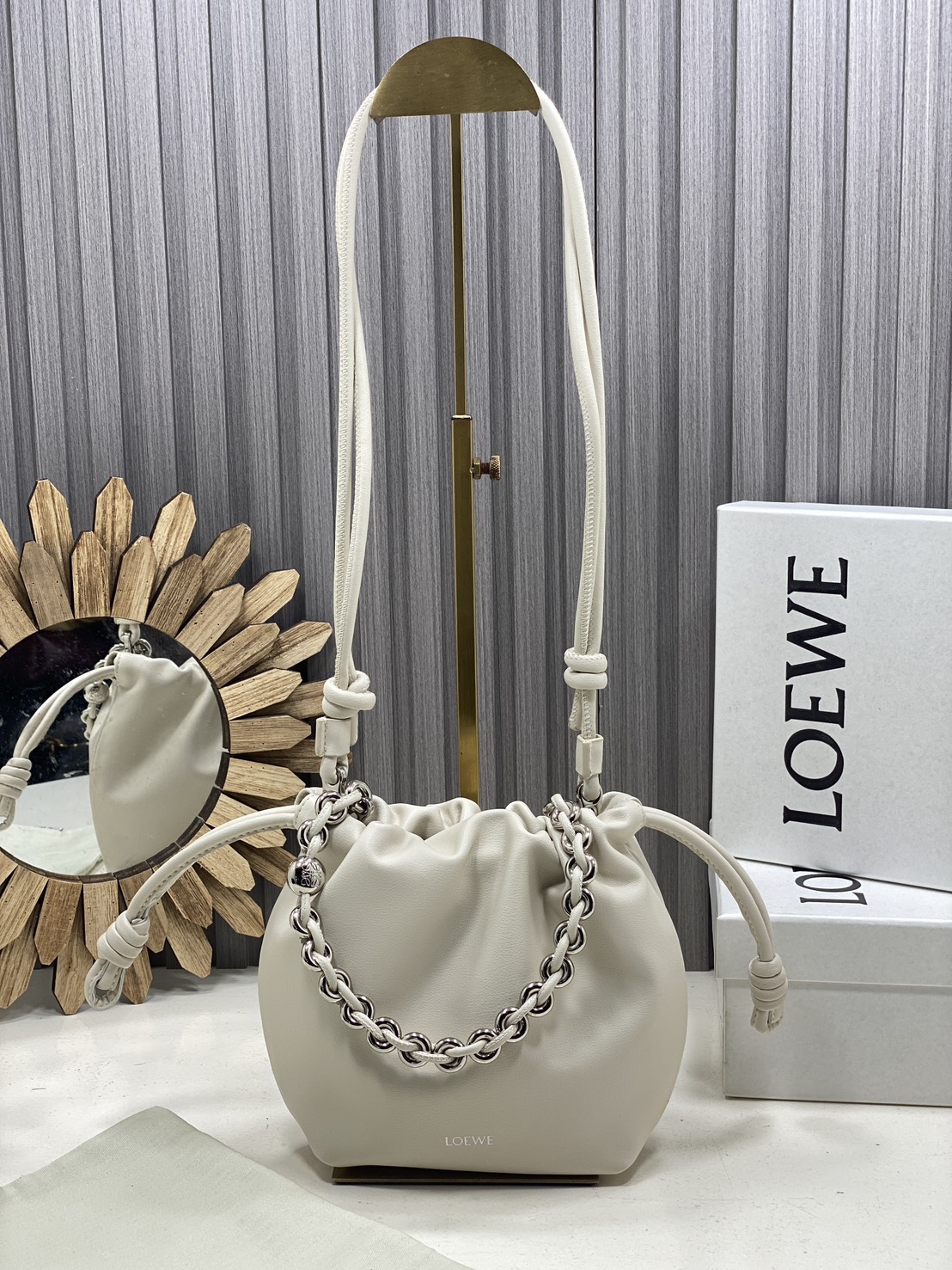 ORI หนังแท้ | LOEWE Mini Flamenco purse in mellow nappa leather / Loewe Bucket Bag กระเป๋าสะพายทรงบัคเก็ตไซส์มินิ หนังเรียบสวยหรู เรียบง่าย หนังแท้ผิวสัมผัสนุ่มมือ น้ำหนักเบาและนุ่มสบาย ดีไซน์จับจีบ เชือกผูกแบบปมโบราณ และสายโซ่รูปโดนัท