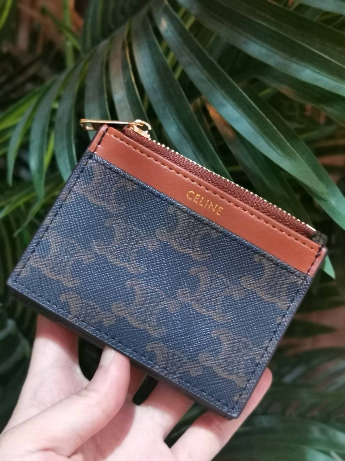 VIP 】CELINE SHORT WALLET VIP GIFT WITH PURCHASE GWP พรีเมี่ยมกิ๊ฟ Limited จาก CELINE HAUTE PARFUME DUTYFREE COUNTER วัสดุ Triomphe Canvas รุ่นใหม่เปิดปิดฝาพับกระดุม ภายในมีช่องแบ่งหลายช่อง ช่องใส่บัตรหลายช่อง ช่องใส่ธนบัตรใส่แบงก์พันได้เหมือนกระเป๋าสตางค์