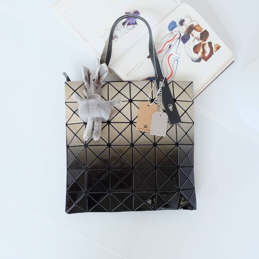 David Jones รุ่น Candy color ใบนี้ มาพร้อมกับน้องกระต่าย สีเข้า set กับกระเป๋าคะ