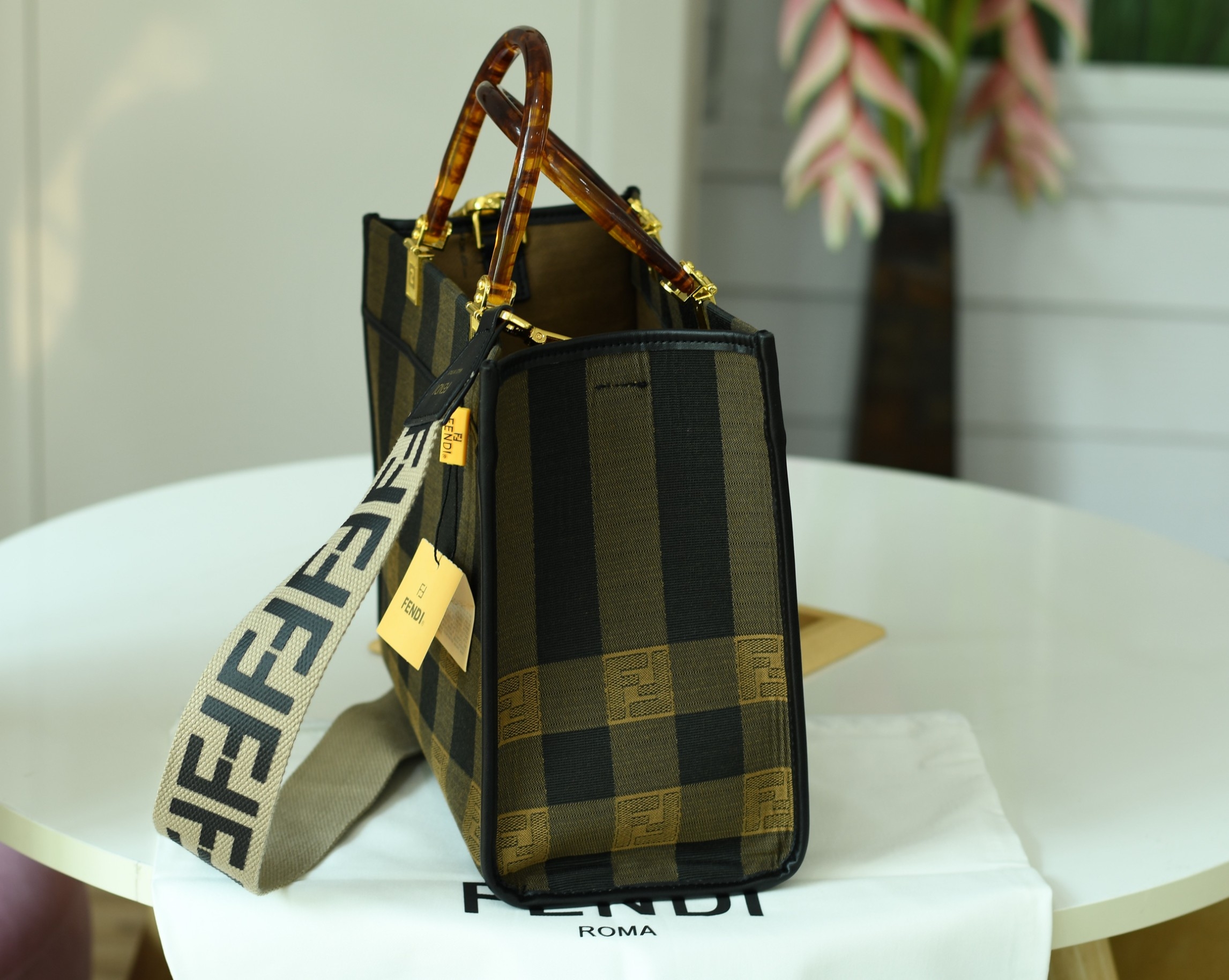 พรีเมี่ยมกิ๊ฟแท้ 100% 】Fendi New Tote Gift bag กระเป๋าถือหรือสะพายไหล่ วัสดุผ้า canvas ปักลายแบรนด์ น้ำหนักเบา ภายในโล่ง จุของได้เยอะ สวยหรู ดูดี คุณนายสุดๆ ไอเท็มแนะนำเลยค่า