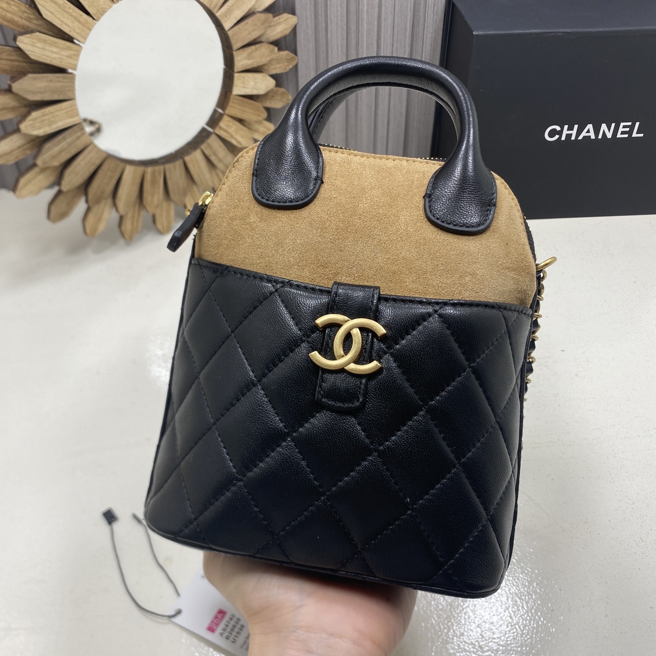 ORI หนังแท้ | Chanel Clutch with chain Suede Leather กระเป๋าถือรูปทรงใหม่ งานทูโทนหนังและหนังกลับ ตัดสีน้ำตาลดำอย่างลงตัว สวยโดดเด่น ใหม่ล่าสุด ในคอลเลกชัน Métiers d’art ปี 2024/25