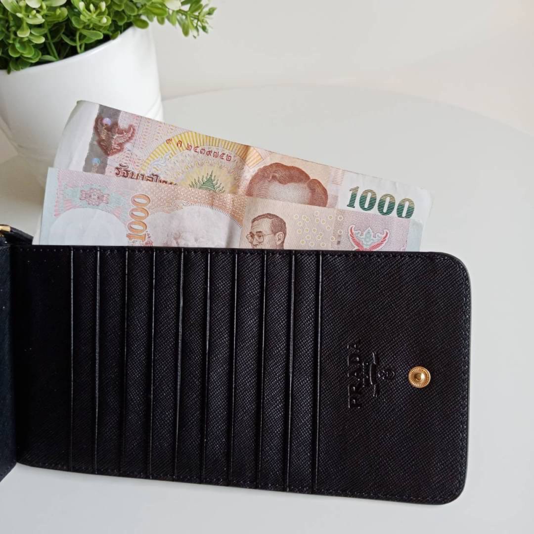 รุ่นขายดีเว่อร์วัง♡♡ PRADA LONG WALLET *สำหรับคนชอบใส่บัตรเยอะ กระเป๋าสตางค์ทรงสวย สะดุดตา หนังสัมผัส Safiano จากแบรนด์ PRADA มีช่องใส่นามบัตรมากถึง 16 ช่อง ด้านหน้ามีโลโก้แบรนด์สีทองหร