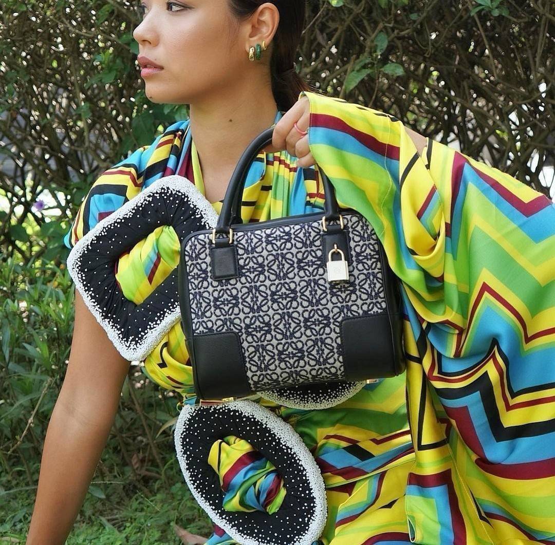 LOEWE ANAGRAM BAG VIP GIFT WITH PURCHASE (GWP) ไอเท็มใหม่! ดีไซน์สวยหรูคงเอกลักษณ์ด้วยวัสดุ Anagram Canvas Jacquard Fabric ผสมผสานหนังแท้ Calfskin ลงตัวสุดคลาสสิค เปิดปิดด้วยซิปแบรนด์อะไหล่ทองขนาดกำลังดี น้ำหนักเบา ใส่กระเป๋าสตางค์ใบยาว มือถือ ของใช้ได้เย