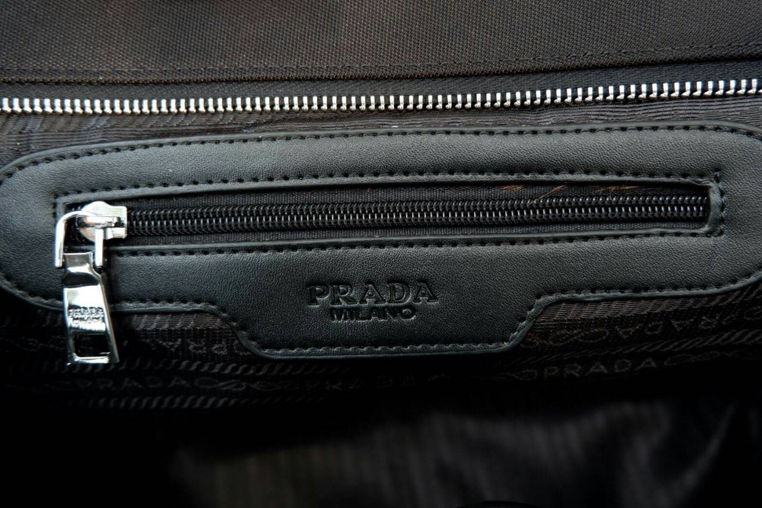 คุ้มจุใจสาวๆค้า ใบนี้ Must Have item! กระเป๋าสะพายทรง TOTE ใบใหญ่ จากพรีเมี่ยมกิ้ฟท์เคาเตอร์แบรนด์ PRADA อะไหล่เงินทั้งใบ เปิดปิดด้วยซิป สะพายไหล่ได้ ไม่ติด จุคุ้มมากสุดๆค่ะ ใส่เสื้อผ้า 1-2 วันได้สบาย ด้านข้างสามารถปรับได้สองทรงตามสไตล์การแต่งตัว เหมาะมาก