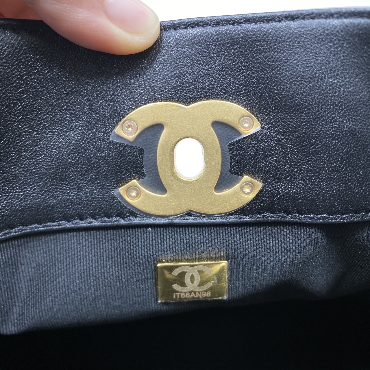 ORI หนังแท้ | CHANEL Shopping Bag 25A Suede Bag กระเป๋าสะพายทรงโท้ท ดีไซน์ใหม่หนังกำมะหยี่โทนน้ำตาล ใช้งานง่าย สวยหรูดูแพง ฐานหนังแท้สีดำตัดอย่างลงตัว