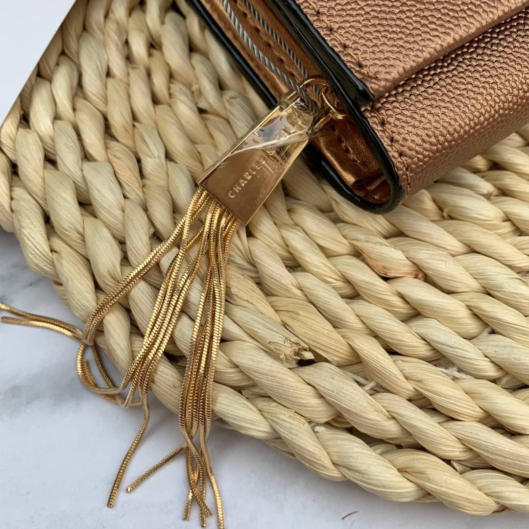ของแท้ 💯% CHARLES & KEITH METAL TASSEL CLASSIC LONG WALLET กระเป๋าเงินใบยาวรุ่นพู่ยอดฮิต!! หนังพิมพ์ลายคาร์เวียร์ใช้ทน ด้านหลังมีช่องใส่บัตร/แบงค์ได้