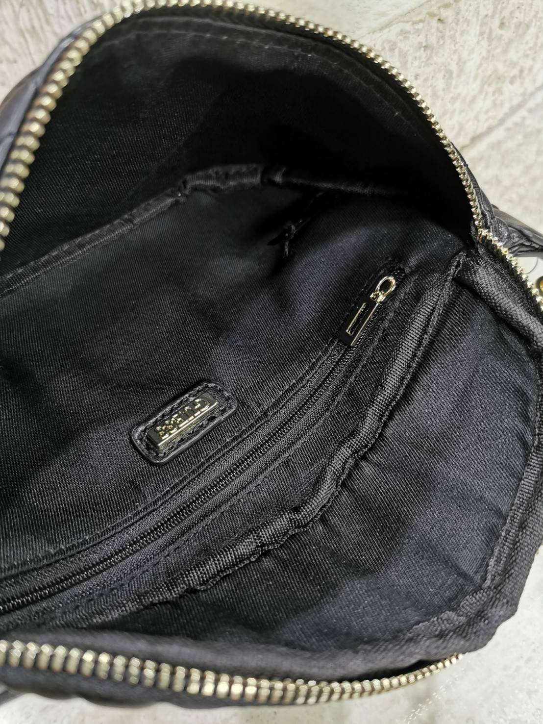 Guess Woman Factory Belt Bag กระเป๋าสะพาย/คาดเอว/คาดอก รุ่นใหม่ดีไซน์ยอดนิยมจาก GUESS FACTORY วัสดุหนังเเกะสังเคราะห์เนื้อหนานิ่มลายตาราง เปิดปิดด้วยซิปสะดวกใช้ ด้านหน้ามีโลโก้ ภายในมีโลโก้และช่องซิป มาพร้อมสายสะพายให้เลือกใช้ถึง2แบบไม่จำเจ ทั้งสายโซ่และส