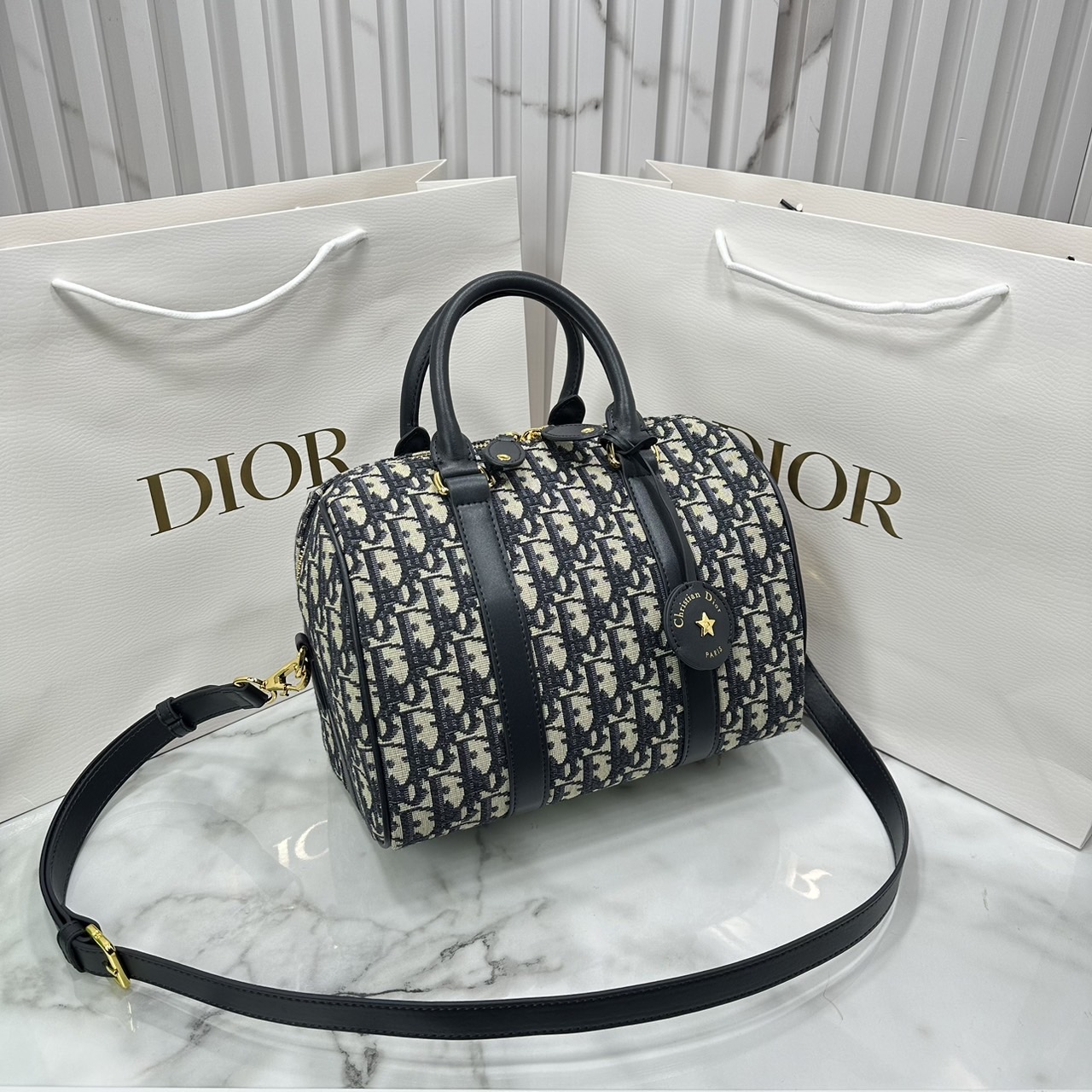 DIOR Groove 25 Bag / Dior Keepall Macrocannage Leather / Oblique Jacquard กระเป๋าสะพายทรงบอสตัน Keepall ทันสมัยและสง่างาม ใช้งานได้ทั้งแบบสะพายไหล่หรือสะพายแบบครอสบอดี้ เหมาะเป็นไอเทมคู่ใจในชีวิตประจำวัน เกรดออริ 1:1