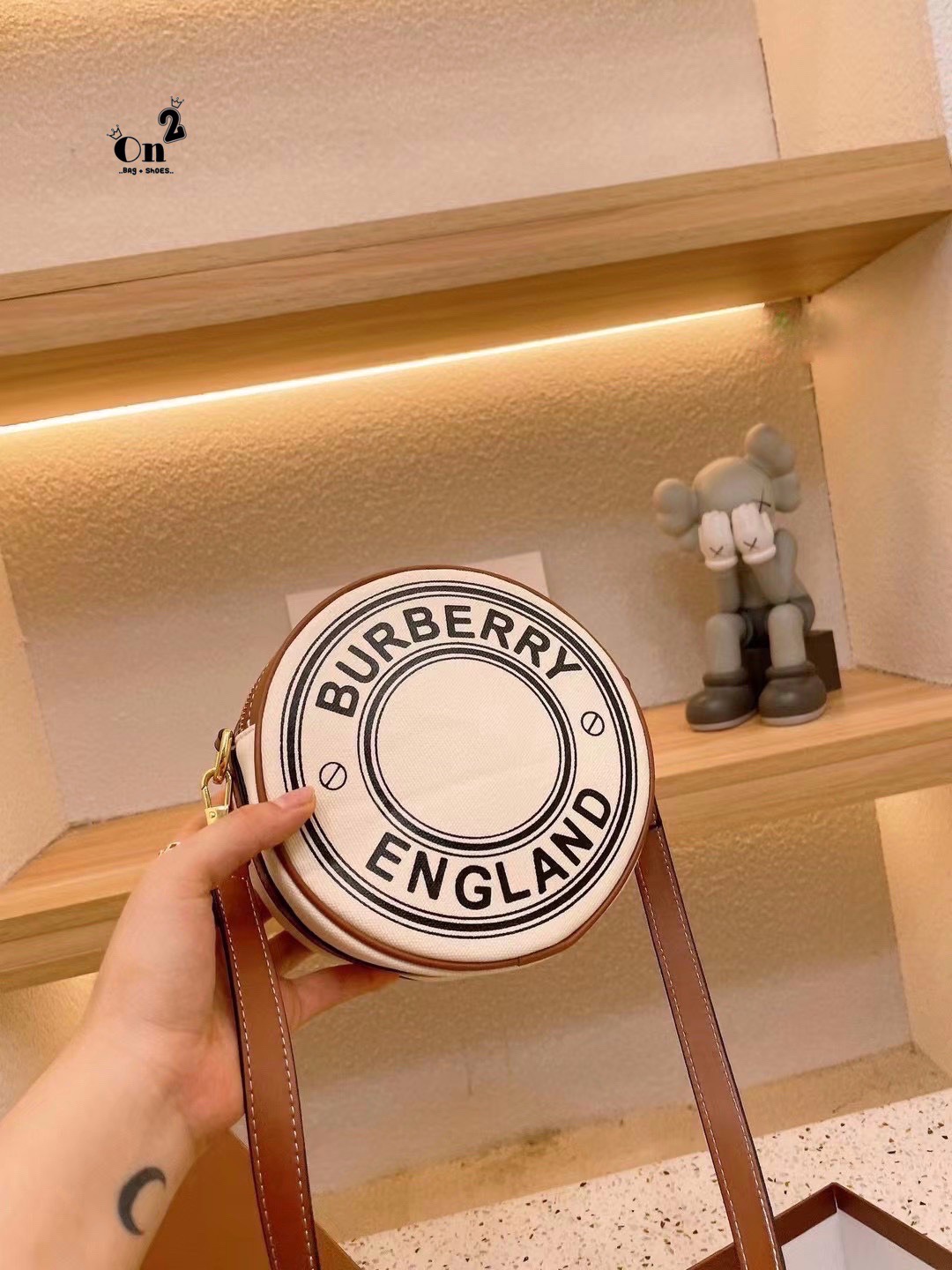VIP 🥂 Burberry Logo Graphic Canvas And Leather Louise Bag / Burberry Fragrances Crossbody Bag กระเป๋าสะพายทรงกลม ผ้าแคนวาสตัดขอบหนังหน้าโลโก้แบรนด์ พร้อมสายยาวครอสบอดี้ได้ เปิด-ปิด ด้วยซิป ภายในโล่ง ใส่ Iphone + ได้ สายยาวถอดสายได้ ปรับระดับได้ จะ