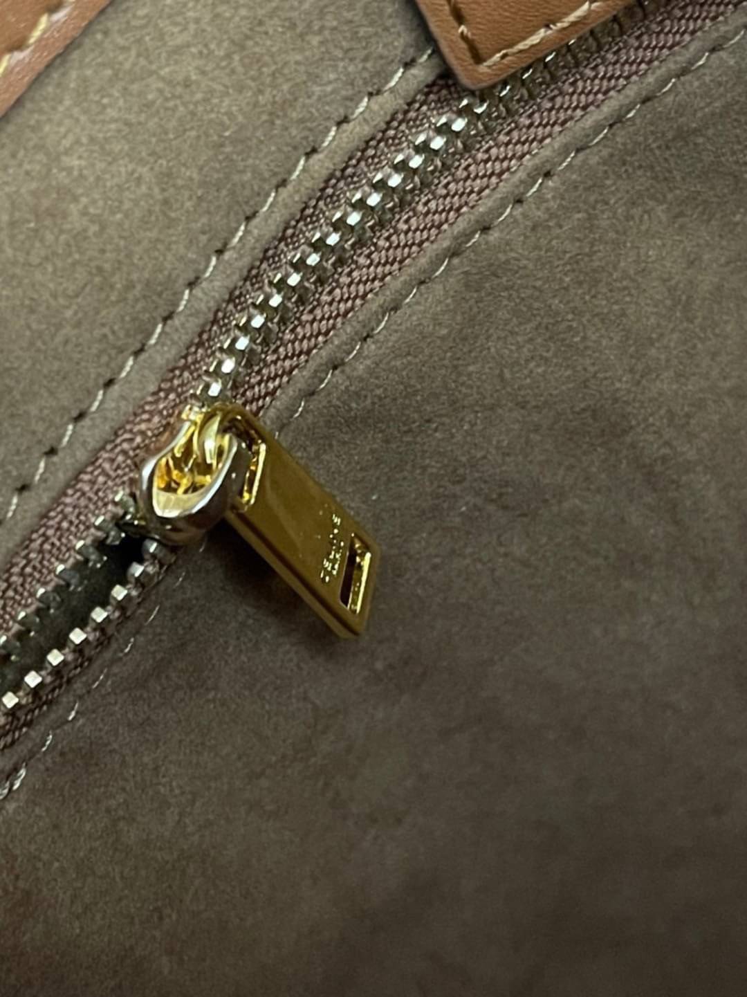 หนังแท้ CELINE SMALL BUCKET CUIR TRIOMPHE IN SMOOTH CALFSKIN / CELINE BUCKET BAG CUIR TRIOMPHE พร้อมส่งที่ไทย คอลเลคชั่นใหม่ ฮิตข้ามปี กับกระเป๋าสะพายทรงถัง ใช้งานง่ายที่สุด สายสะพายในตัว ปรับใช้ได้เลย วัสดุหนังวัว เรียบหรู ผู้ดีไปอีก โดดเด่นด้วยโลโก้เอกล