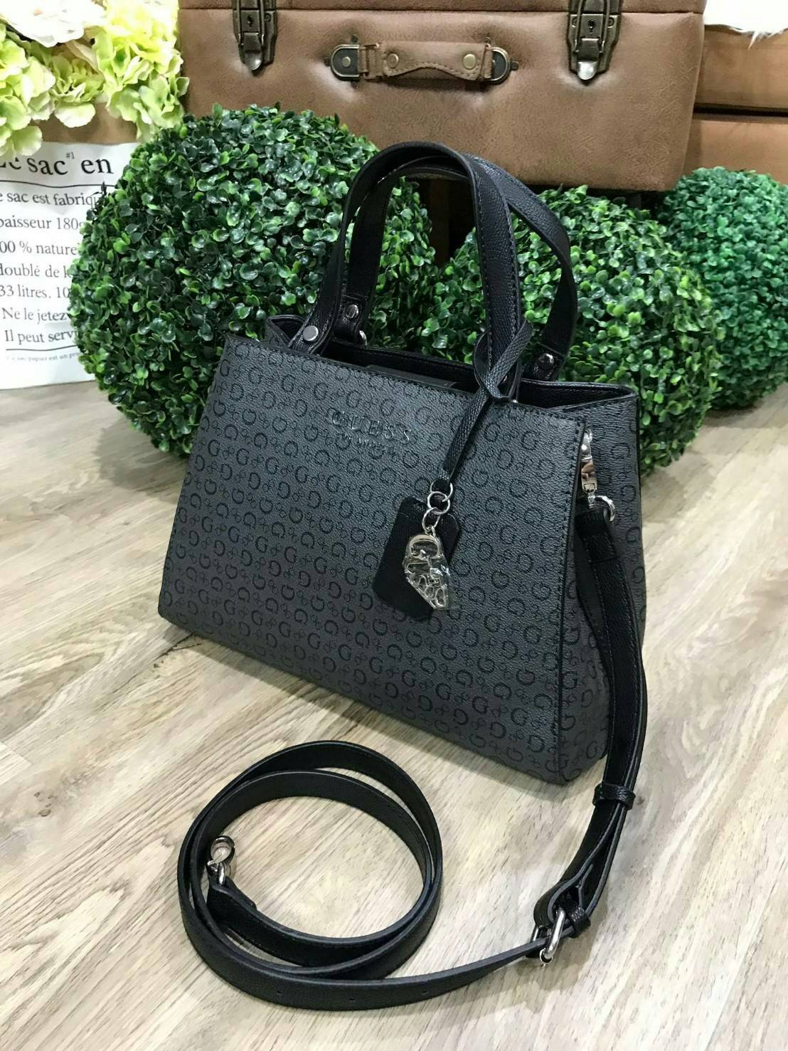 GUESS FACTORY SHOULDER BAG กระเป๋าถือหรือสะพายรุ่นใหม่ล่าสุดจาก GUESS FACTORY มาในทรงAสุดคลาสสิคขนาดกำลังดีน้ำหนักเบาหนังSaffiano สวยอยู่ทรง ด้านหน้าประดับโลโก้แบรนด์โดดเด่น มีช่องแบ่ง2ช่องสะดวกใช้ เปิดปิดด้วยเเถบคาดกระดุมแม่เหล็กมีช่องซิปกลางเเยกเป็นสัดส