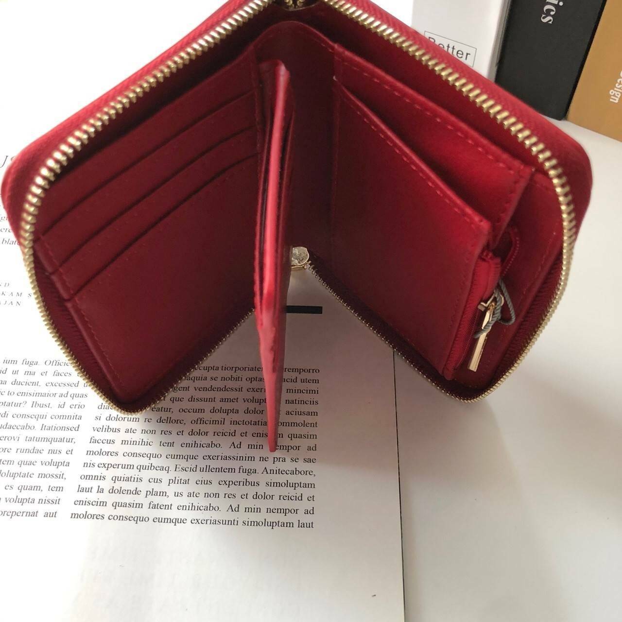 กระเป๋าสตางค์ใบสั้น CHARLES & KEITH เปิด - ปิดกระเป๋าด้วยซิปรอบ ด้านในมีช่องใส่บัตร ช่องใส่ธนบัตร ช่องใส่รูป และช่องซิปค่ะ