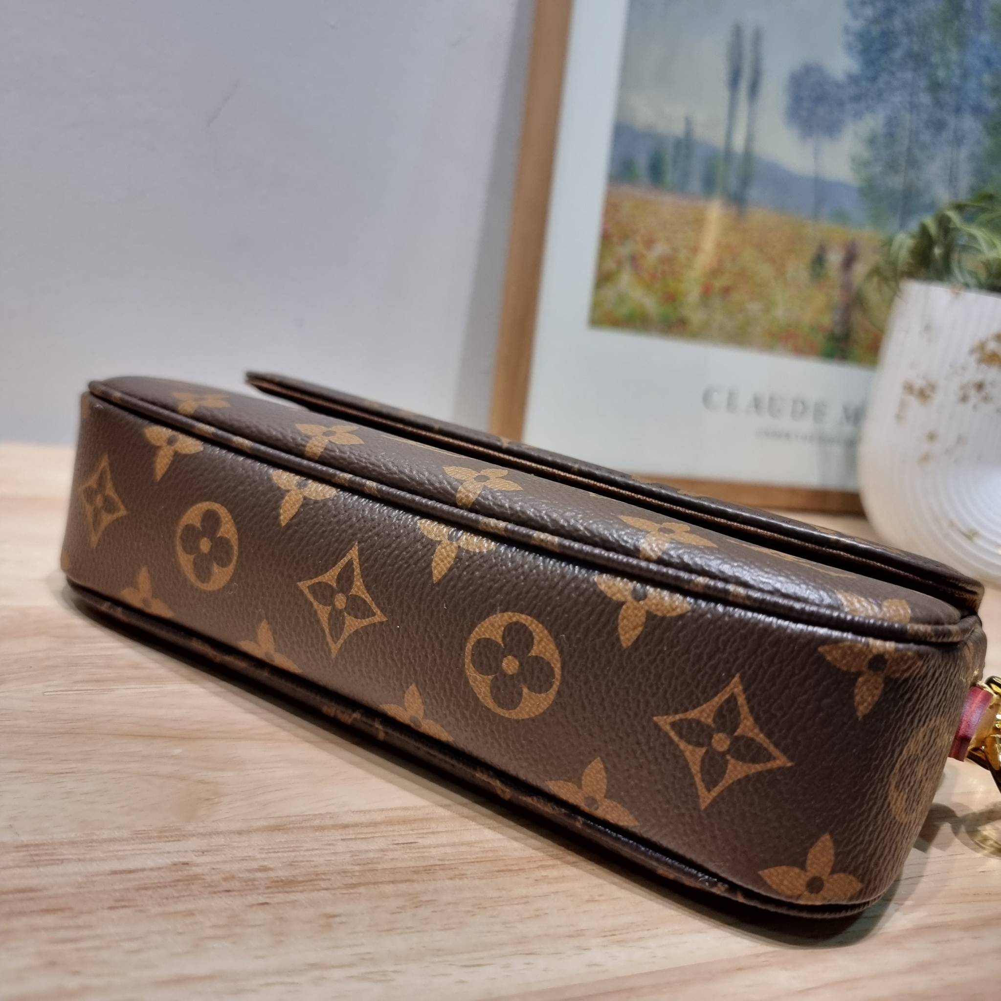 LV IVY WALLET ON CHAIN กระเป๋าสะพายกึ่งกระเป๋าสตางค์ รุ่นยอดนิยม สุดคุ้มด้วยลูกเล่นที่หลากหลาย สายสะพาย 2 เส้น สะพายไหล่และสะพายข้าง