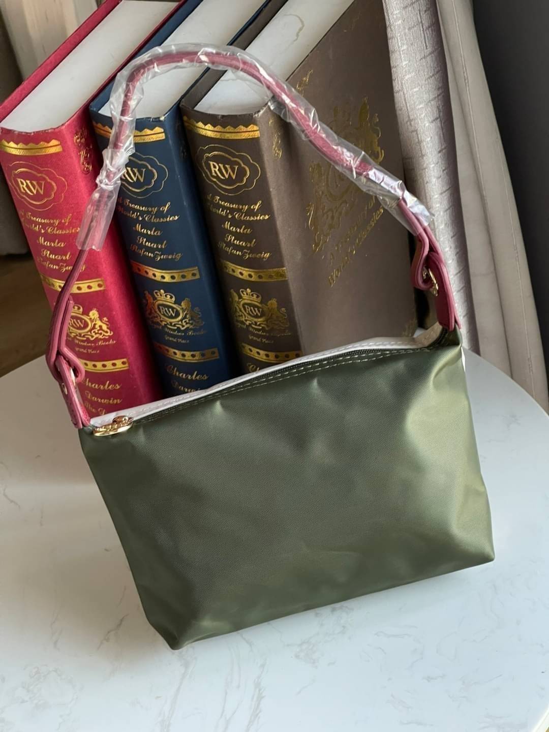 LONGCHAMP LE PLIAGE RE-PLAY Shoulder bag แฟน ๆ ของกระเป๋าไนลอนพกพาอันเป็นเอกลักษณ์ของแบรนด์ ตอนนี้มีคอลเลกชั่นใหม่ล่าสุดให้เลือกสรร