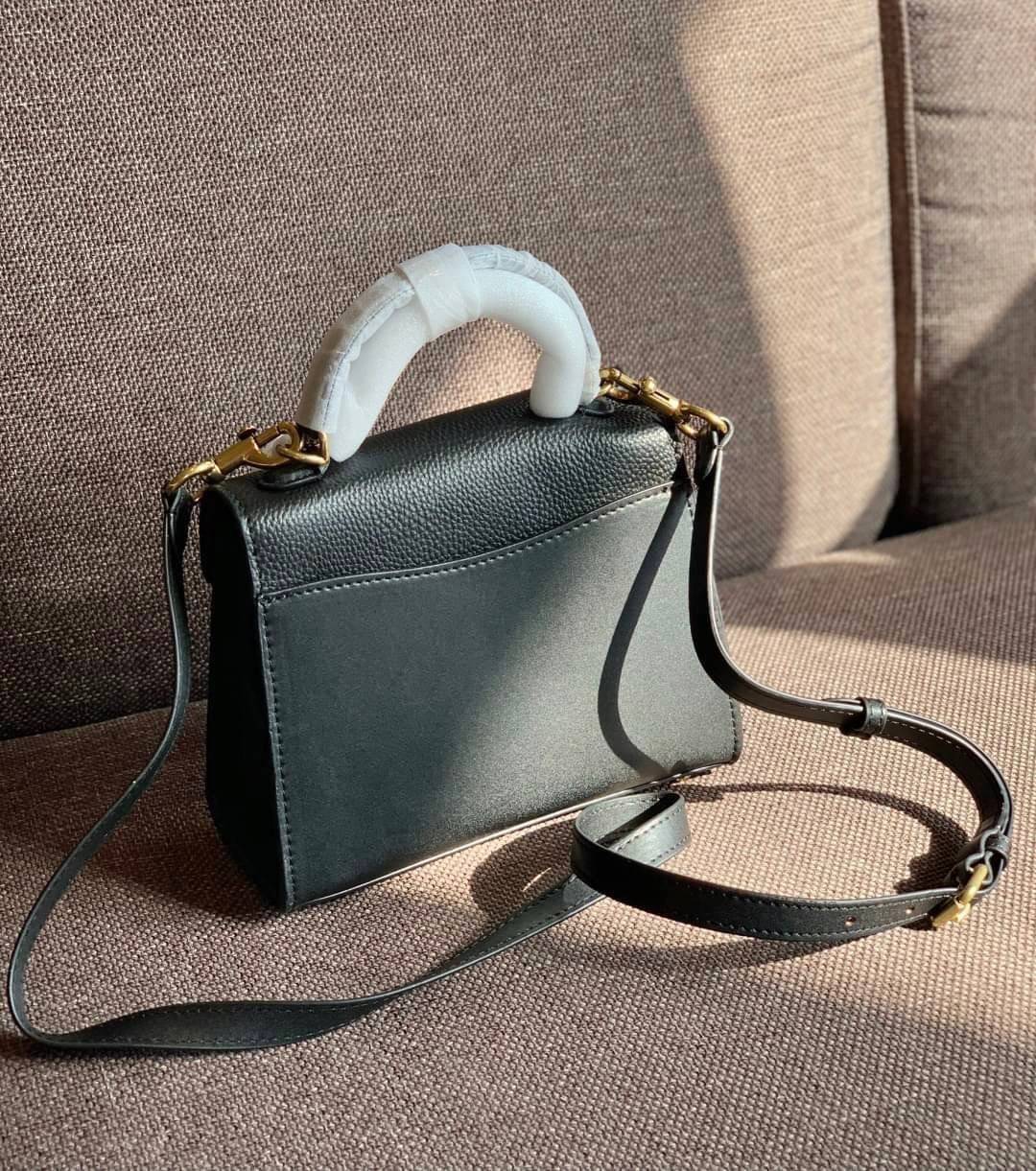 COACH TABBY TOP HANDLE 20 พร้อมส่งที่ไทยค่ะ! กระเป๋าหิ้ว//สะพายข้างได้ หนังแท้อย่างดี กหนึ่งใบทำหนังสองลายได้อย่างสวยงาม พร้อมโลโก้รุ่นใหม่ล่าสุดดูดีมากๆค่ะ เปิดปิดกระเป๋าแบบกดล็อค ภายในมีช่องหลักสองช่อง ใส่มือถือได้ทุกรุ่น;กระเป๋าเงินใบกลางได้;ของจำเป็นจ