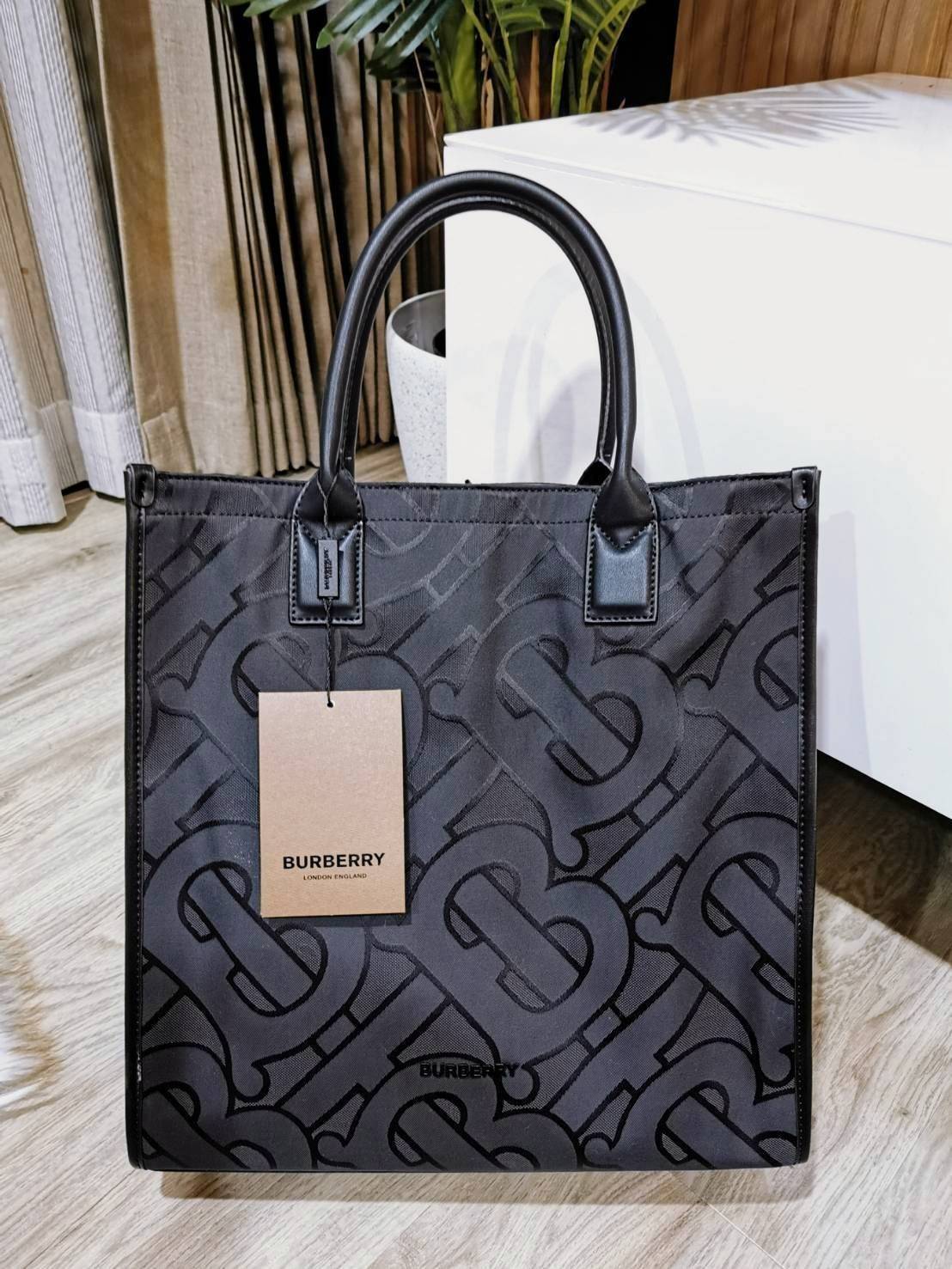 VIP 】ห้ามพลาด! พร้อมส่ง Rare Items! NEW ARRIVAL! BURBERRY FRAGRANCES MONOGRAM TOTE BAG VIP GIFT WITH PURCHASE (GWP) Limited Edition จาก BURBERRY PURFUME COUNTER วัสดุหนังแท้และ POLYAMIDE ขึ้นลาย TB Monogram ประดับโลโก้ด้านหน้า ใบใหญ่จุใจ ใส่หนังสือ เอกสาร