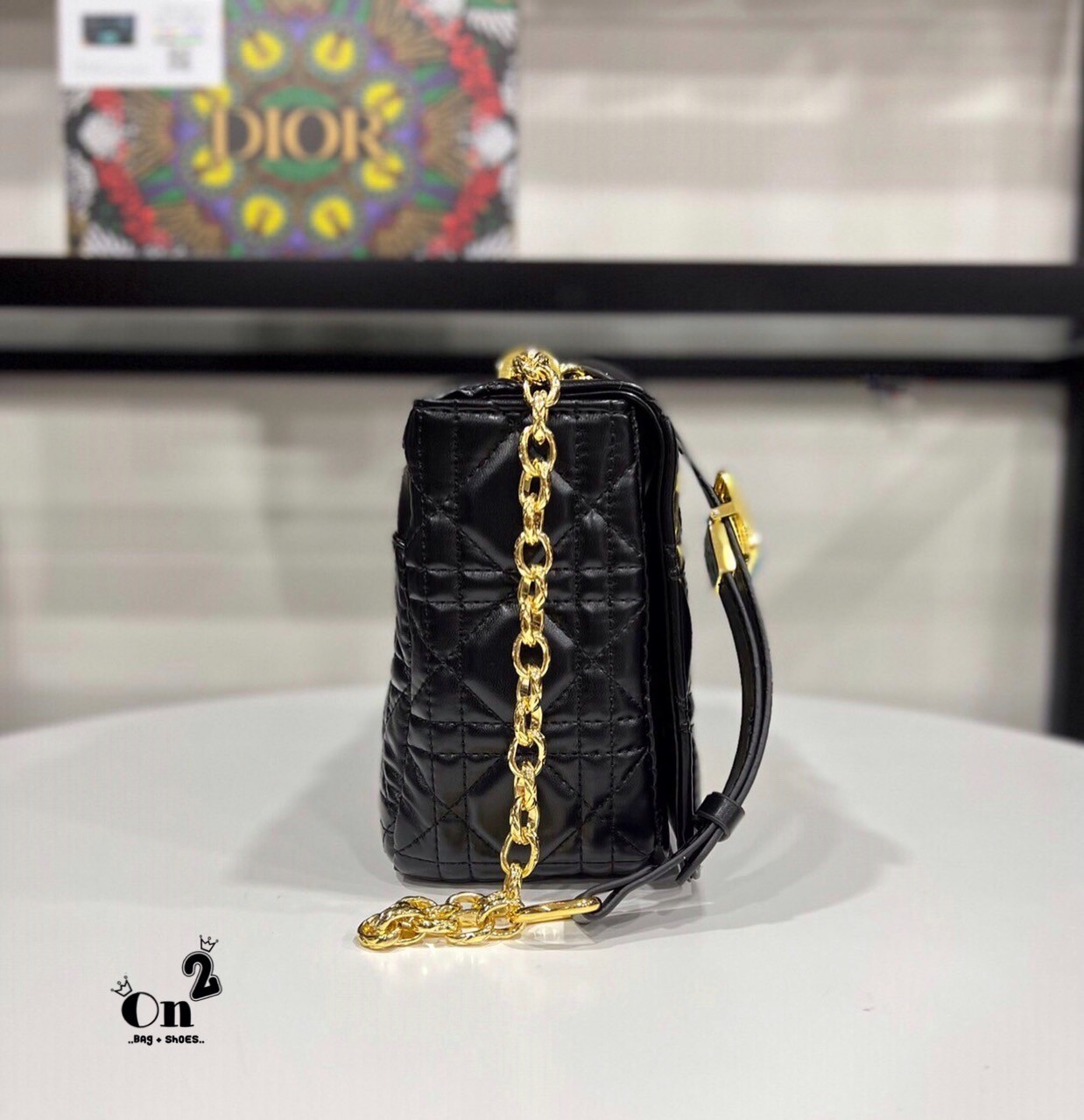 DIOR CARO BAG กระเป๋าสะพายทรงกล่องเปิดหน้าแต่งอะไหล่CD มาพร้อมสายสะพายยาวครอสบอดี้ มาครบ 3 ขนาด หนังสวย ภาพถ่ายจากงานขายจริงนะคะ