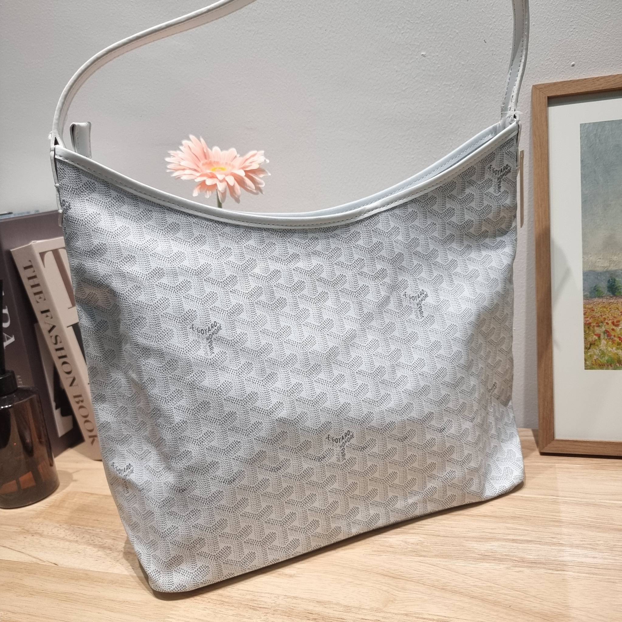 GOYARD BOHEME HOBO BAG / GOYARD HOBO กระเป๋าสะพายทรงโฮโบ ใบใหญ่จุใจ!! มาครบสีขายดี เลิศทุกสี รูปทรงคลาสสิค ดีไซน์เป็นเอกลักษณ์ วัสดุหนังแคนวาสพิมพ์ลายสวยคม ปากกระเป๋ามีซิปเปิด-ปิดกันของหล่นได้ ภายในโล่งกว้างมาก มาพร้อมสายคล้องในตัว ทนทาน สะพายสวยๆได้ทุกวั