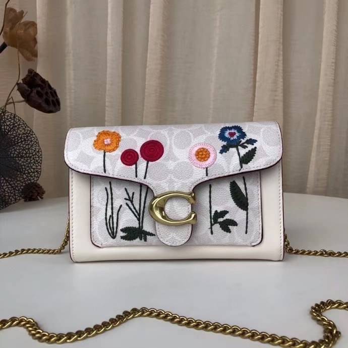 COACH Tabby Chain Clutch In Signature Canvas With Floral Embroidery C806 กระเป๋าสะพายข้าง หรือถือแบบคลัทเก๋ๆออกงานได้เลยค่ะ วัสดุหนังแท้ หนังนิ่มมือ บอกเลยต้องหลงรักแน่ๆค่ะ💕 คอลเลคชั่นปังๆ มาพร้อมเสิร์ฟจ้า ดีไซน์ปักลายดอกไม้ สีสันสดใส เปิดปิดกระเป
