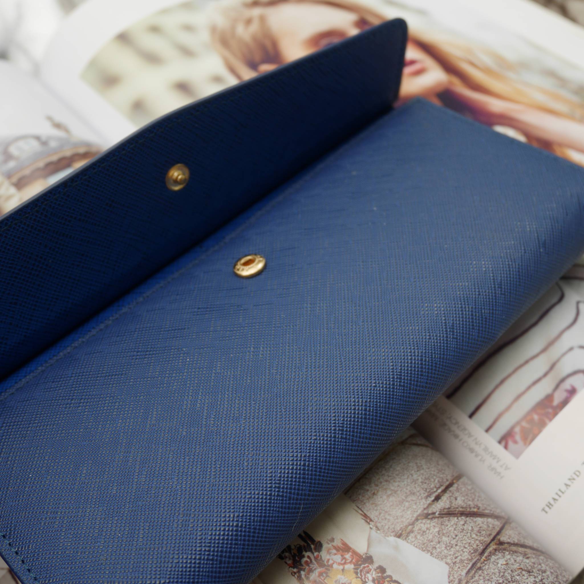 พิเศษ อุปกรณ์ครบset ค้า Best Seller~~ กระเป๋าสตางค์ยาว **ทรงหรู จากงานพรีเมี่ยมกิ้ฟ จากเคาเตอร์ต่างประเทศ จากแบรนด์ PRADA ลายหนัง saffiano ของแท้ 100% มีช่องใส่บัตร ถึง 12 ช่อง และช่องซิปใส่ของจุกจิกได้ น้ำหนักเบา จับถนัดมือ ขนาดกำลังดีคะ ถือแล้วดูดี อะไห