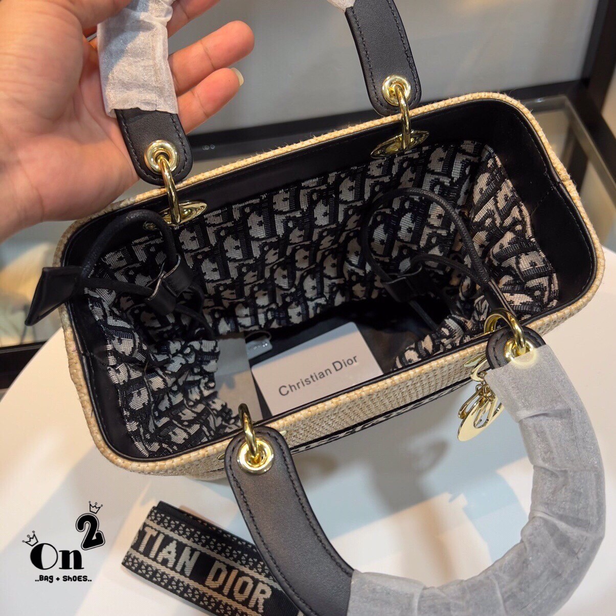 Lady Dior limited edition Bag DIOR WOMEN MEDIUM LADY D-LITE BAG กระเป๋า Lady D-Lite ผสมผสานความสง่างามและคลาสสิก
